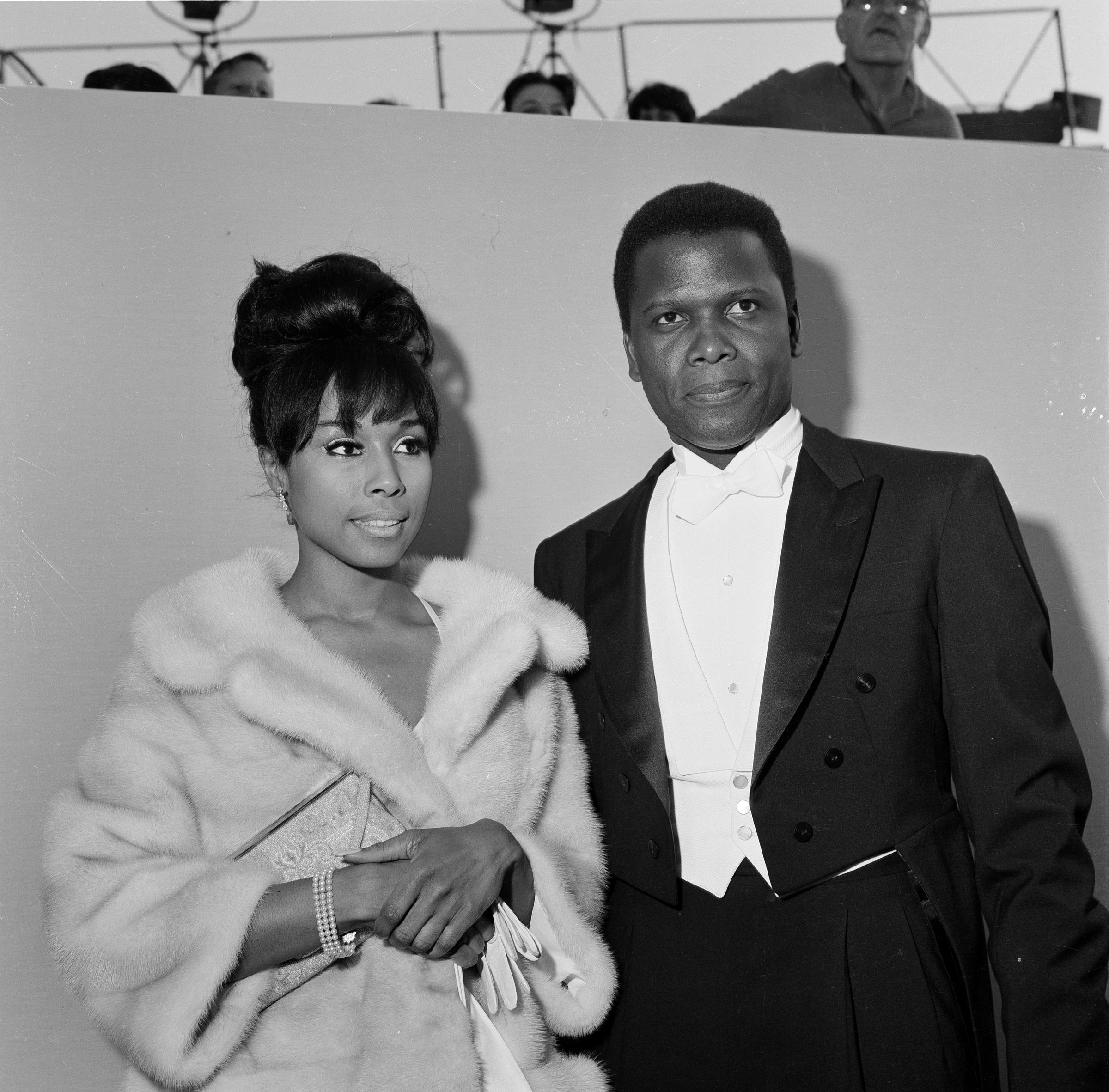Diahann Carroll y Sidney Poitier asisten a la 36ª edición de los Premios de la Academia el 13 de abril de 1964, en Santa Mónica, California. | Fuente: Getty Images