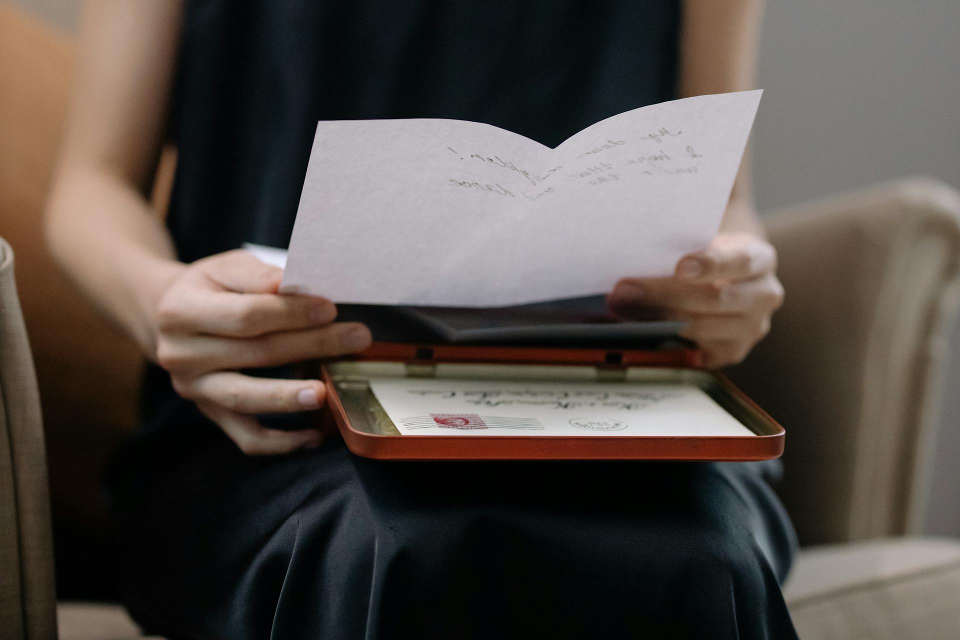 Una mujer leyendo una carta | Fuente: Pexels