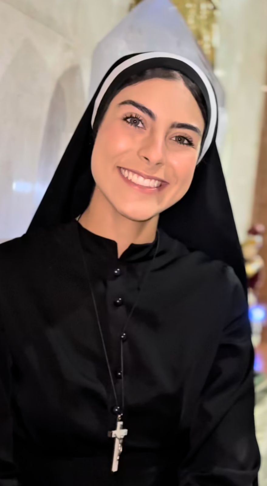 Kamila Rodrigues Cardoso en su nueva etapa, en la cual adoptó el nombre de Hermana Eva, llevando su hábito | Fuente: Facebook/El Heraldo de México