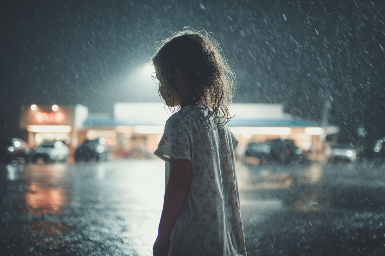 Una niña bajo la lluvia | Fuente: Midjourney