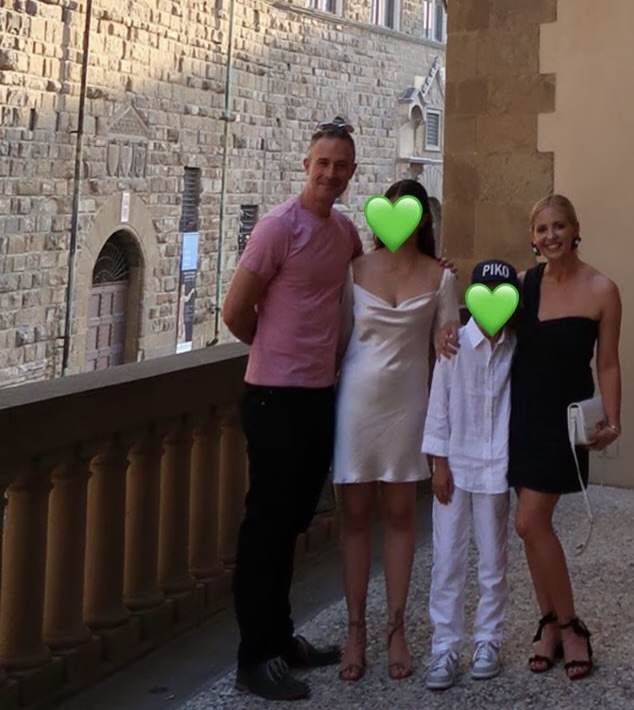 Freddie Prinze Jr. y Sarah Michelle Gellar posaron con sus hijos, Charlotte y Rocky, durante un viaje familiar a Italia. Las caras de los niños estaban tapadas con emojis de corazones verdes, mientras la familia disfrutaba de un momento especial juntos, lejos de Hollywood. | Fuente: Instagram/@sarahmgellar