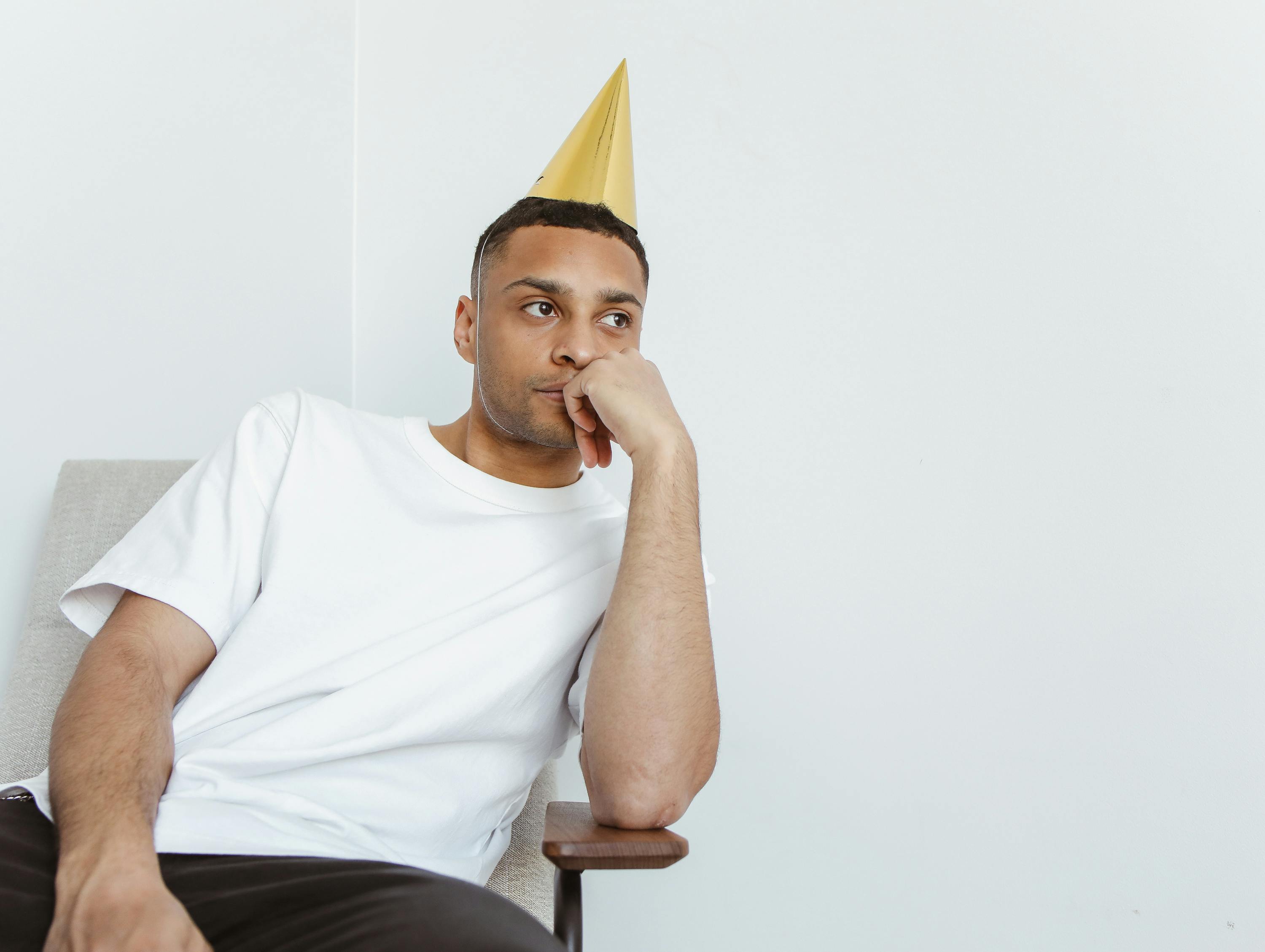 Un hombre serio en una fiesta | Fuente: Pexels