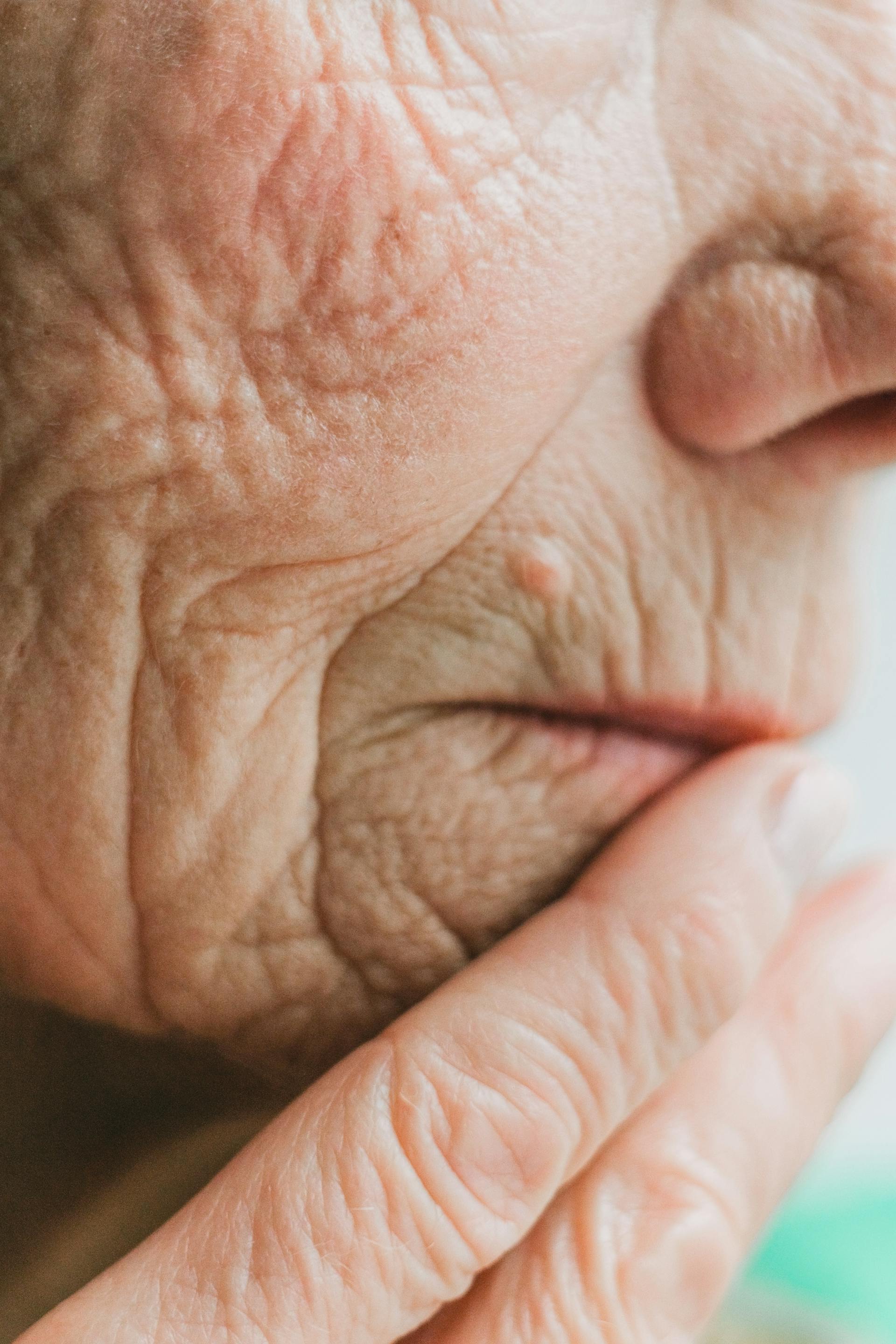 Primer plano del rostro de una anciana | Fuente: Pexels