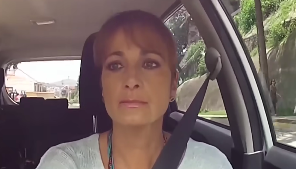 Alejandra Procuna manejando Uber. | Foto: YouTube.com/@PrimerImpactoUnivision