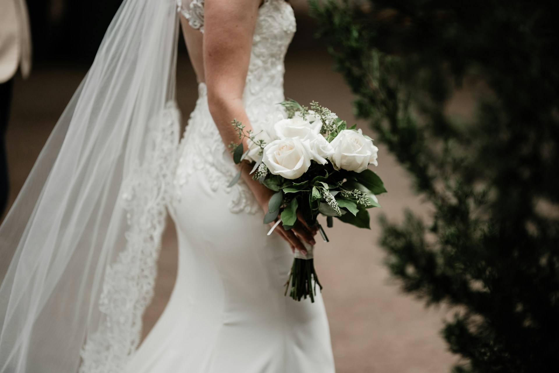 Una novia sosteniendo flores | Fuente: Unsplash