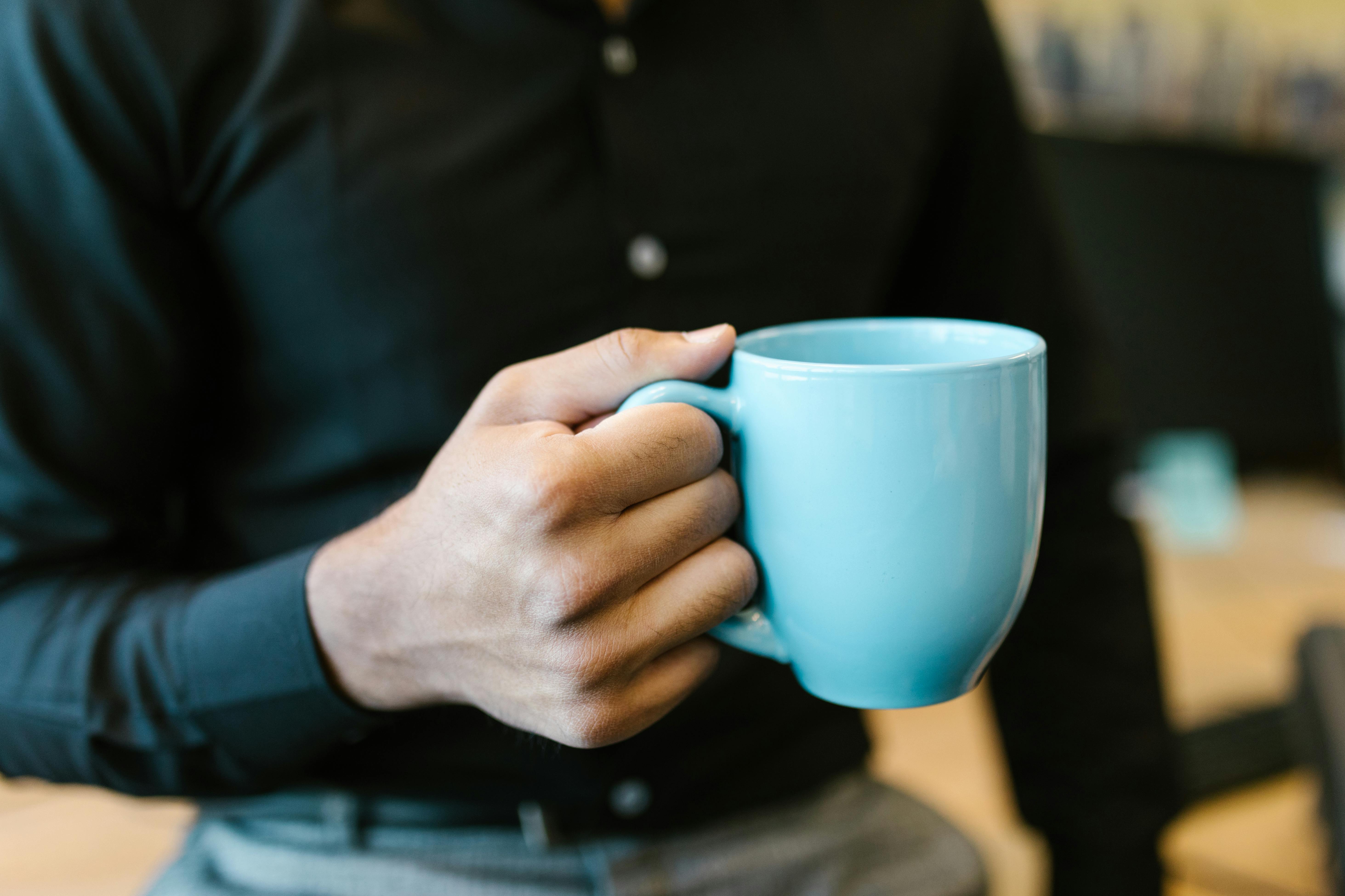 Una persona sosteniendo una taza de cerámica | Fuente: Pexels