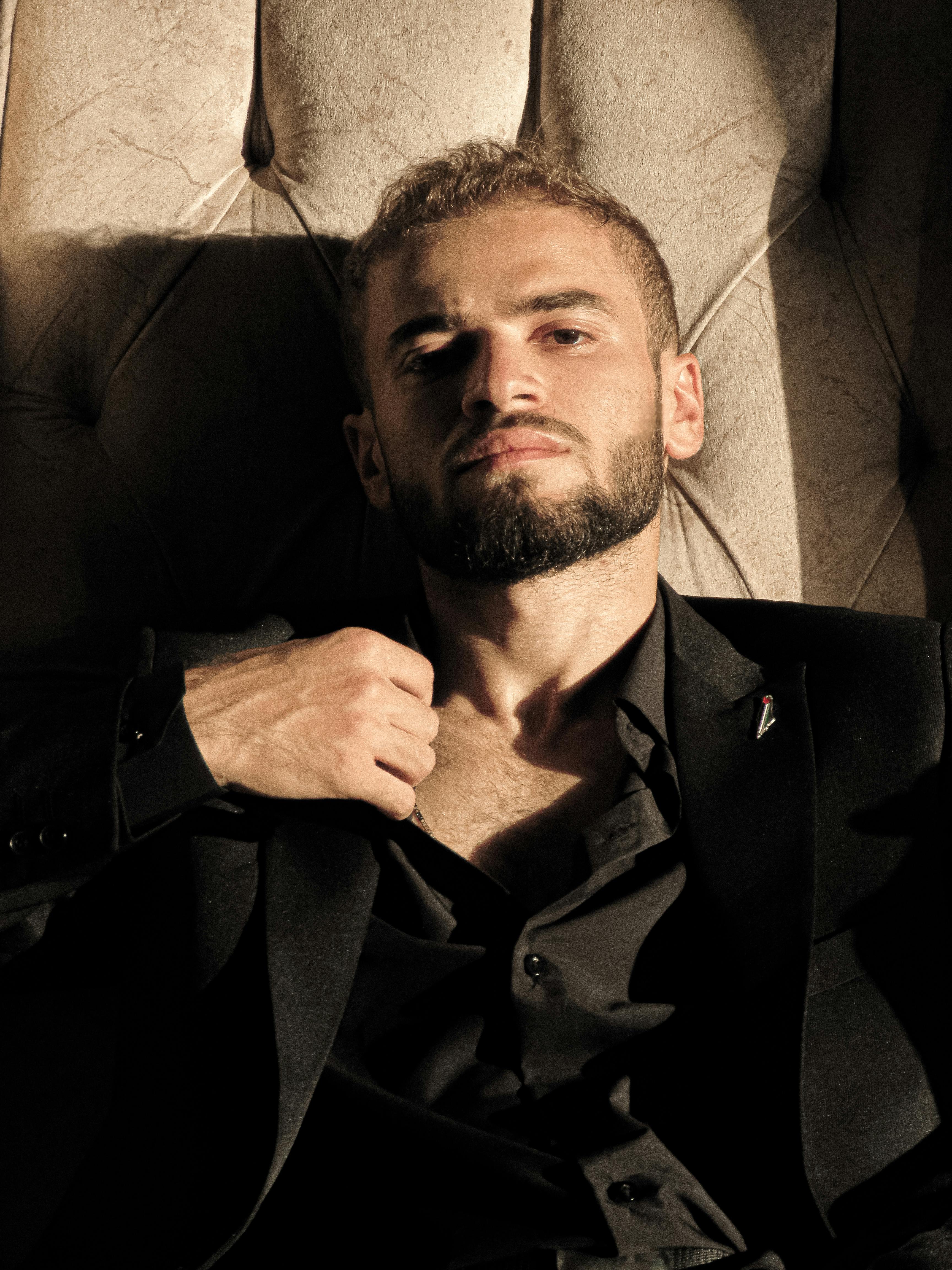 Un hombre serio con traje negro | Fuente: Pexels