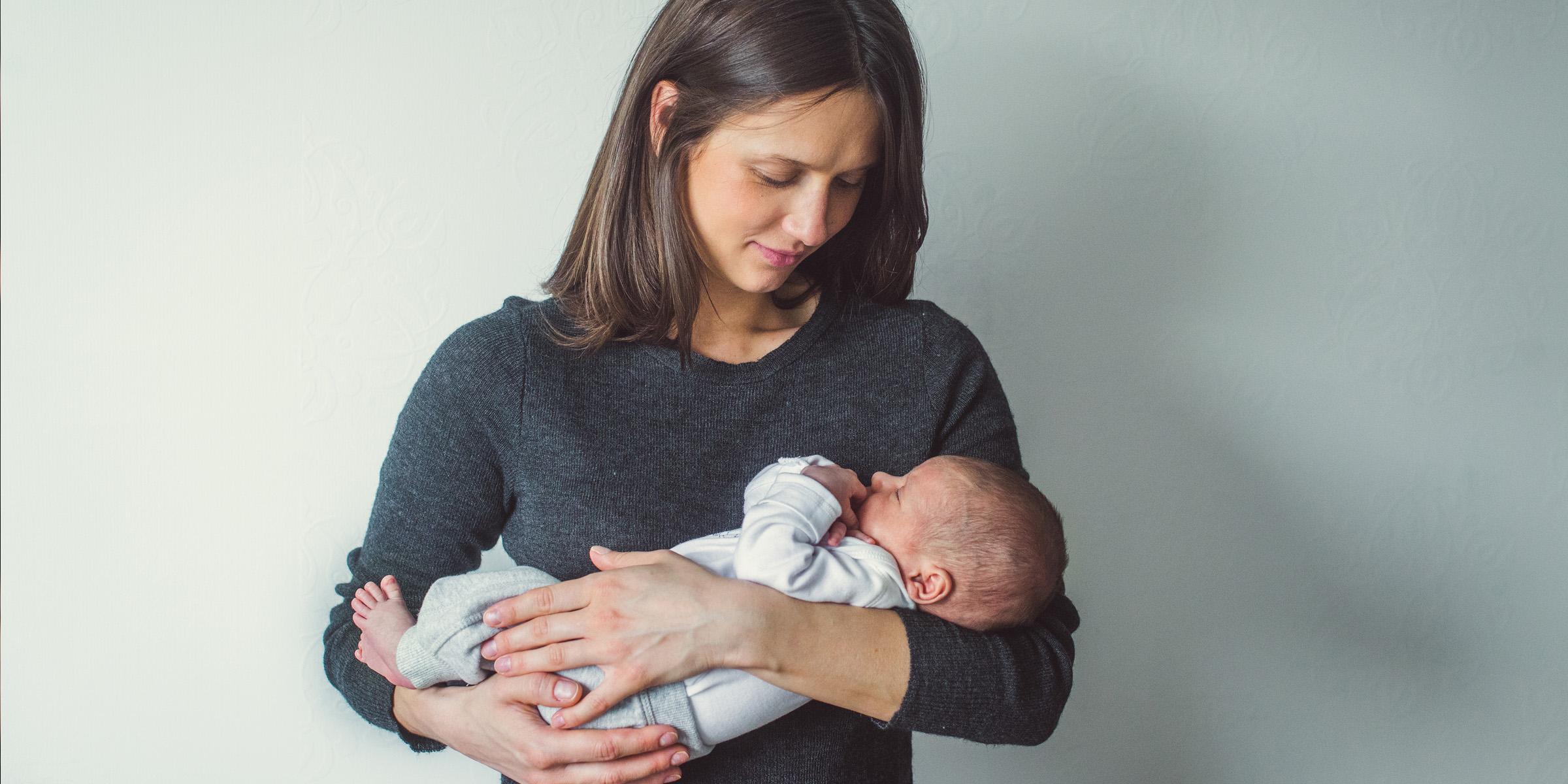 Una mujer con un bebé en brazos | Fuente: Shutterstock