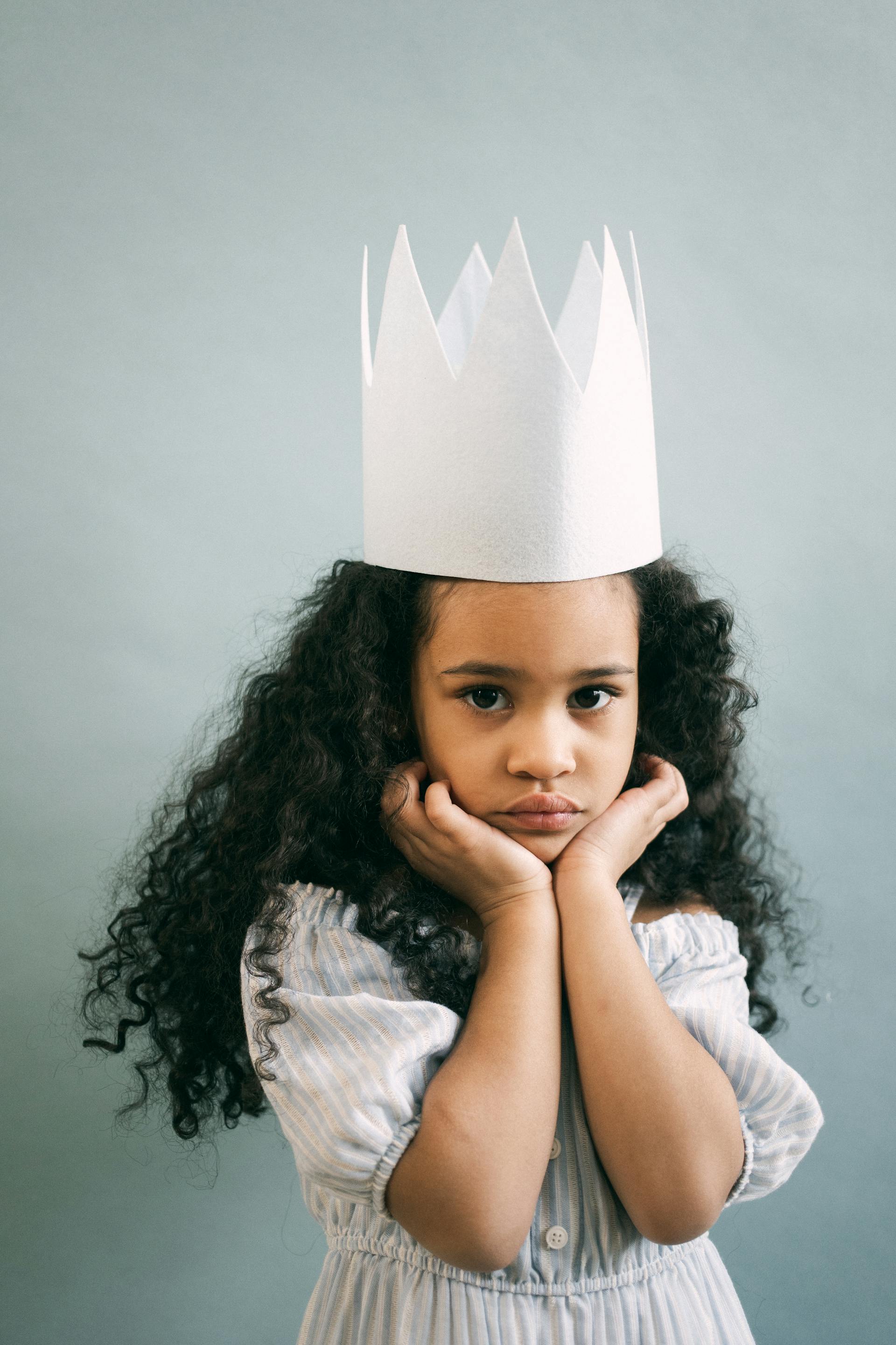 Una niña vestida de princesa | Fuente: Pexels