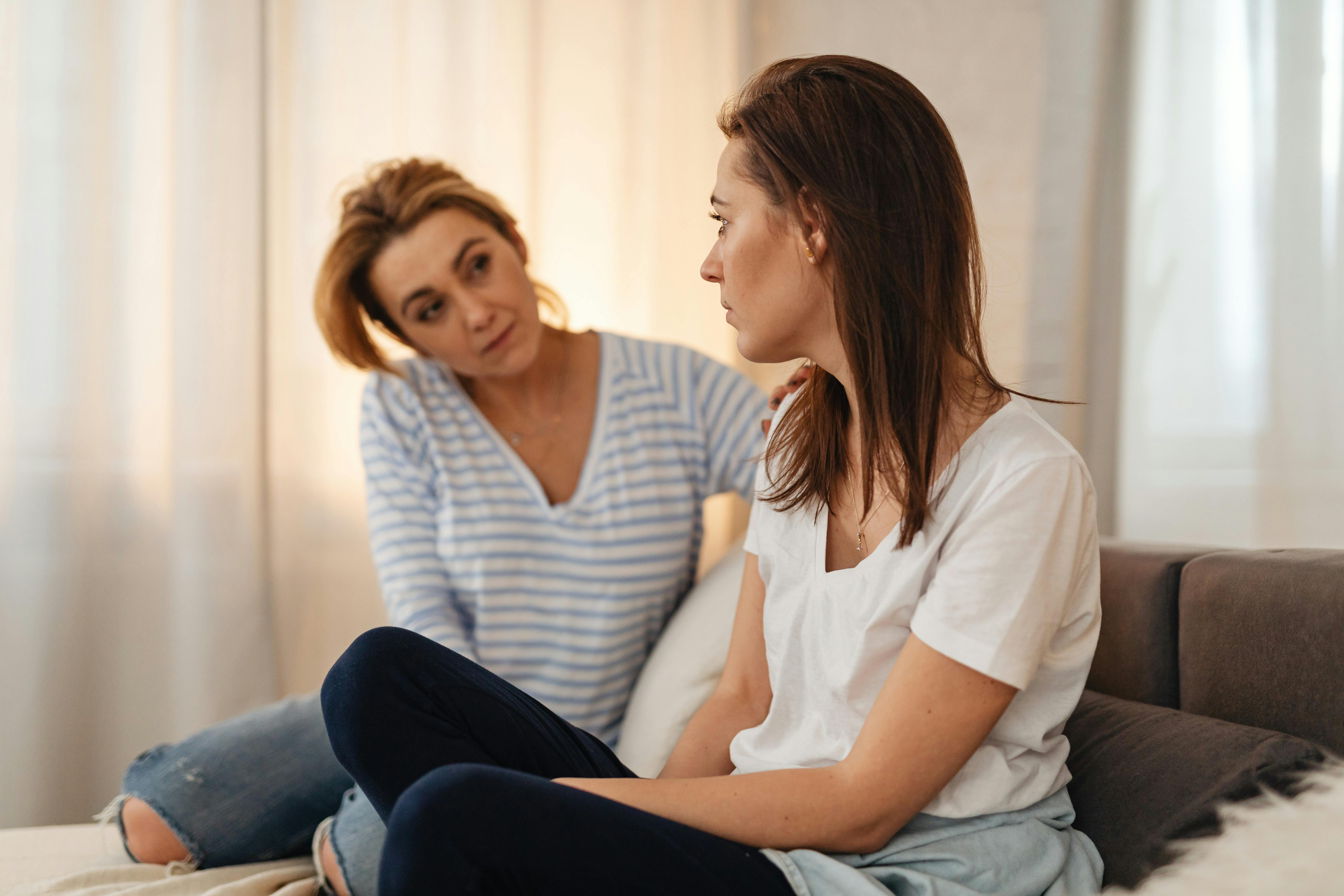 Hermanas consolándose | Fuente: Pexels