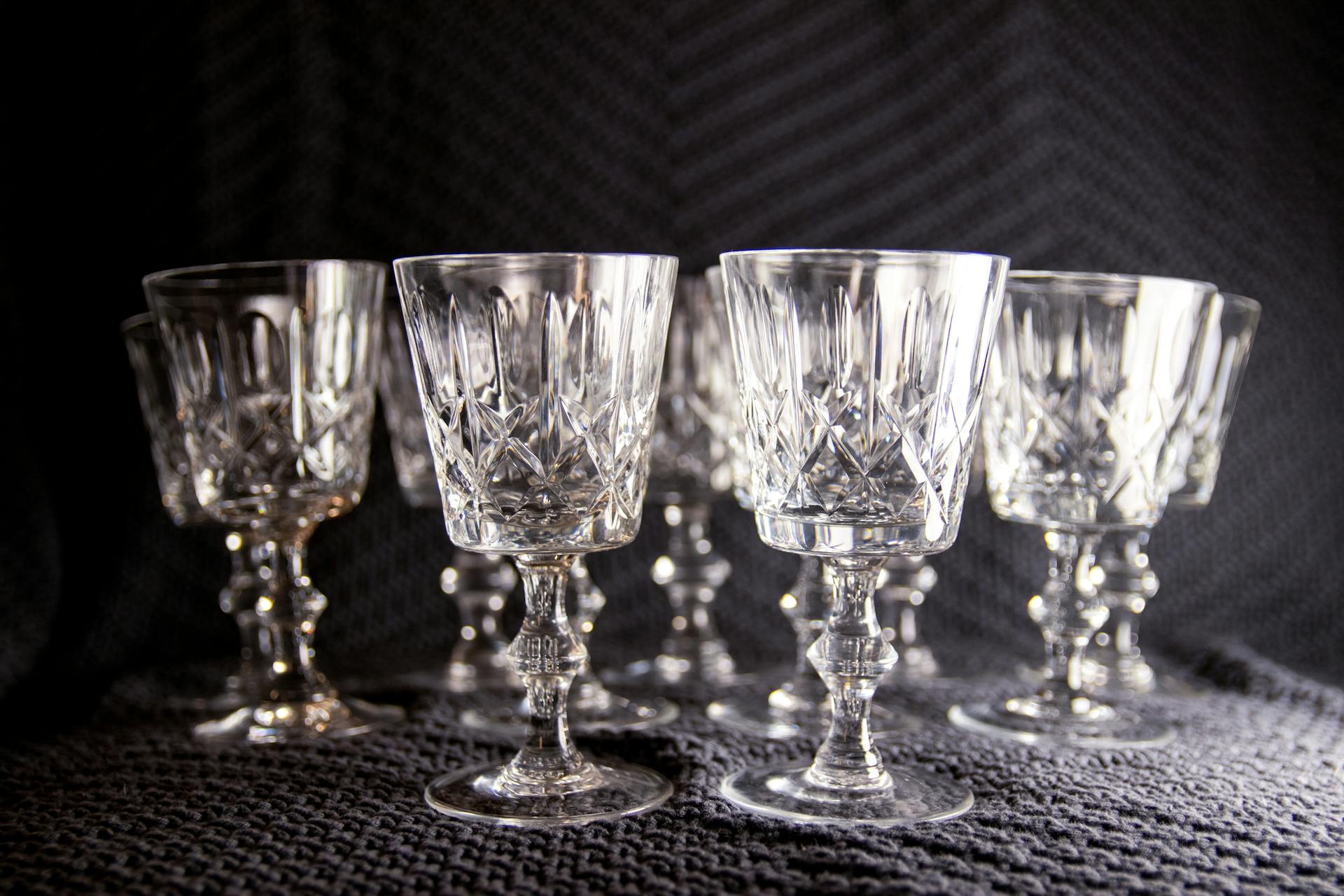 Un juego de copas de cristal | Fuente: Pexels