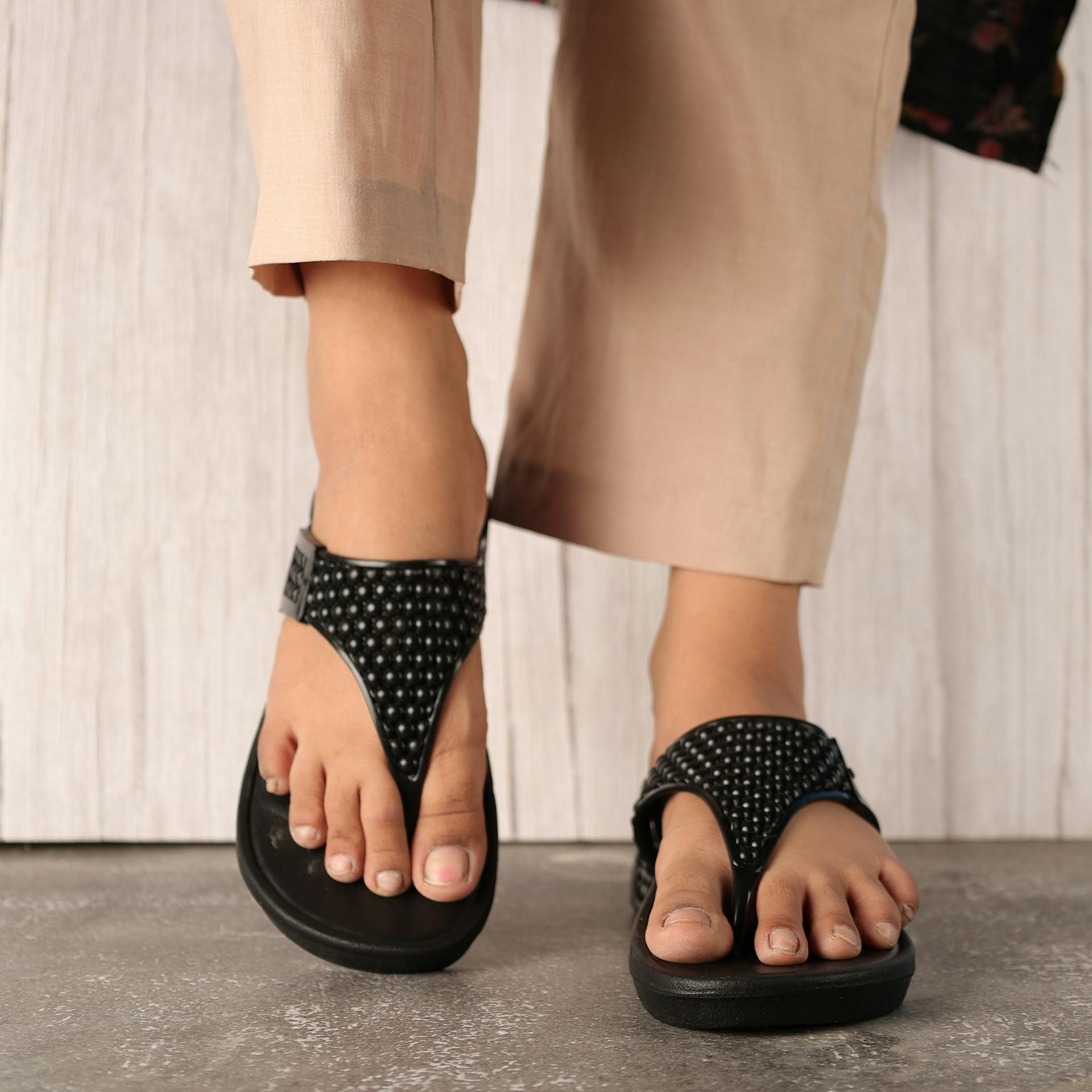 Primer plano de las zapatillas de una mujer | Fuente: Pexels