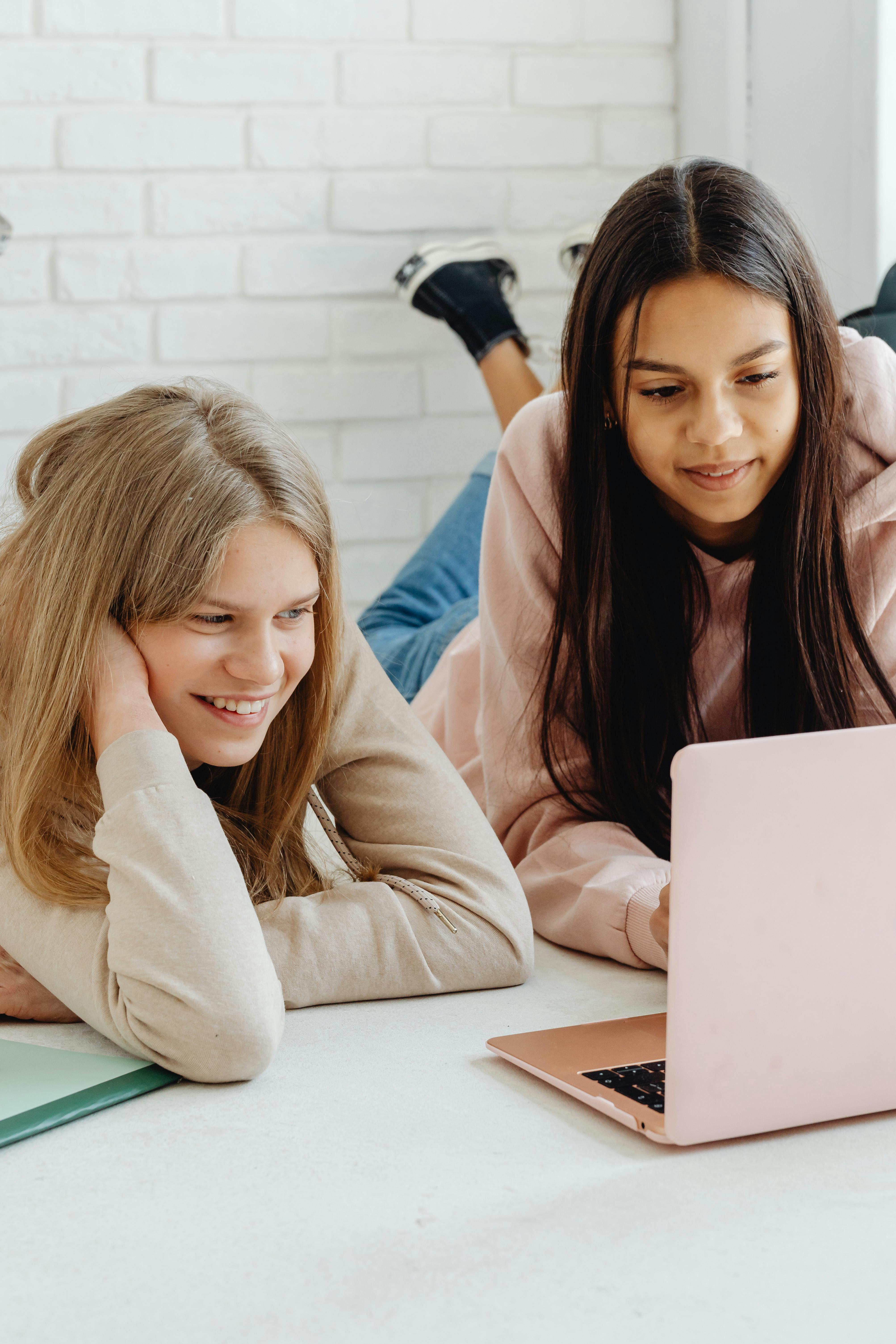 Amigas felices estrechando lazos | Fuente: Pexels