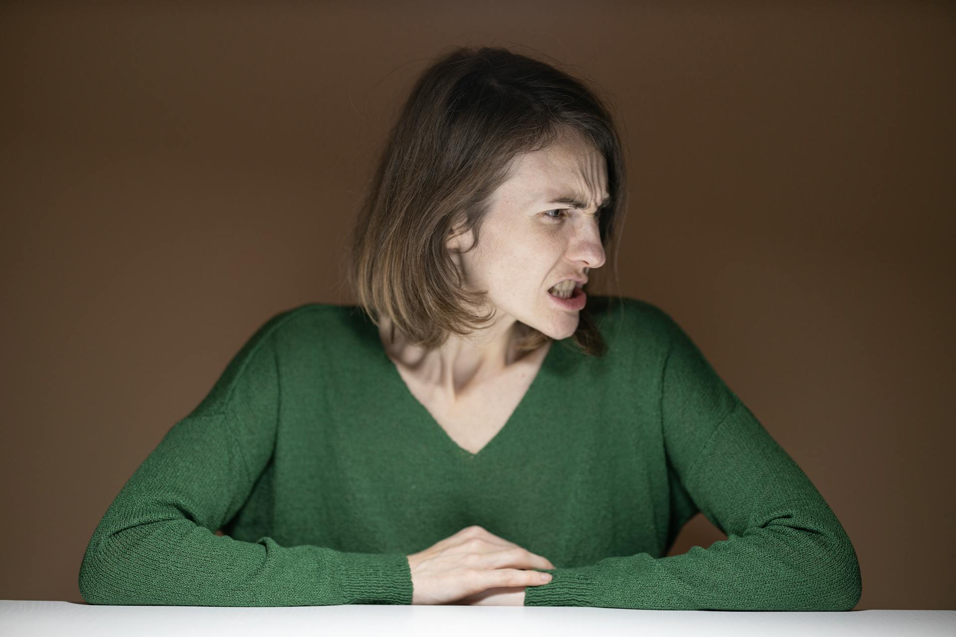 Una mujer enfadada mirando de reojo | Fuente: Pexels