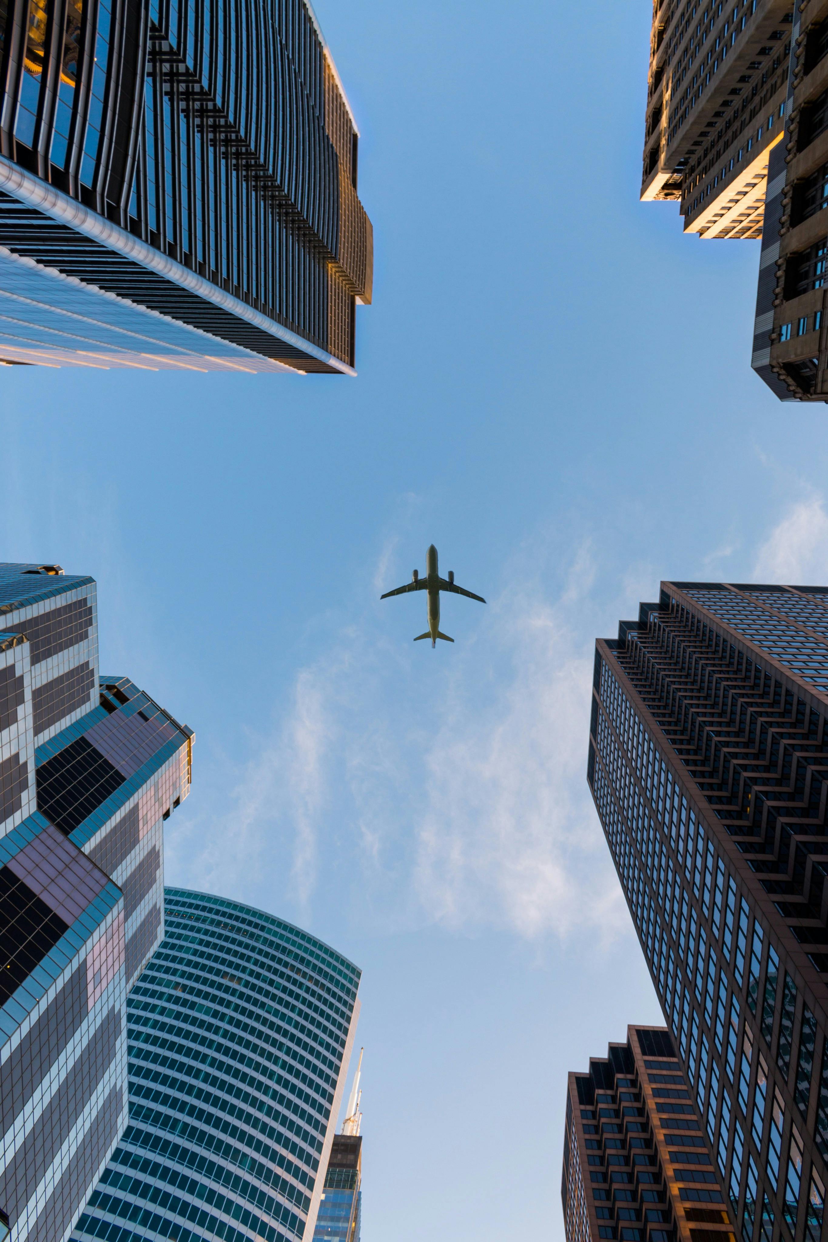 Un avión en el cielo | Fuente: Pexels