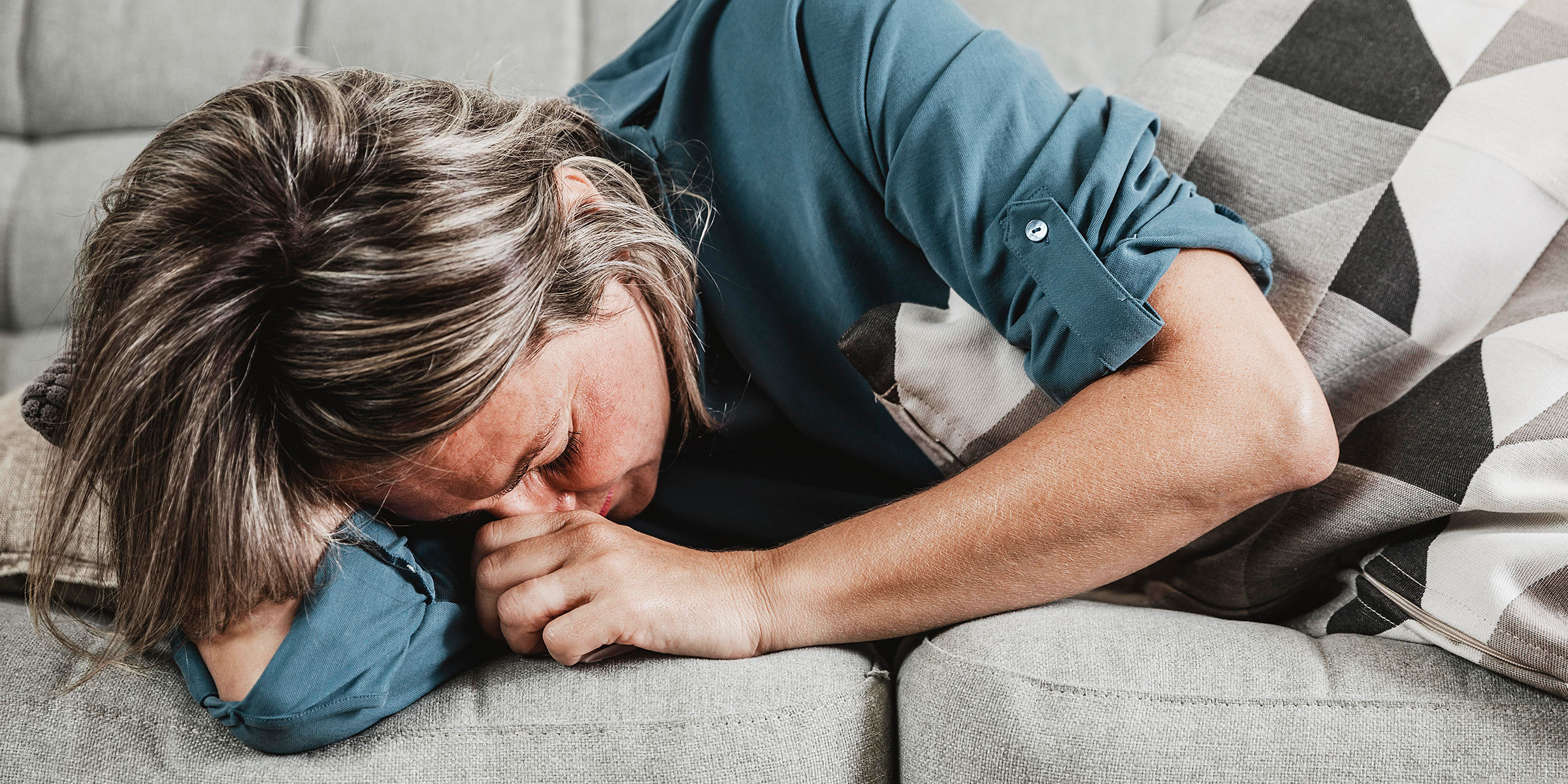 Una mujer llorando en un sofá | Fuente: Freepik