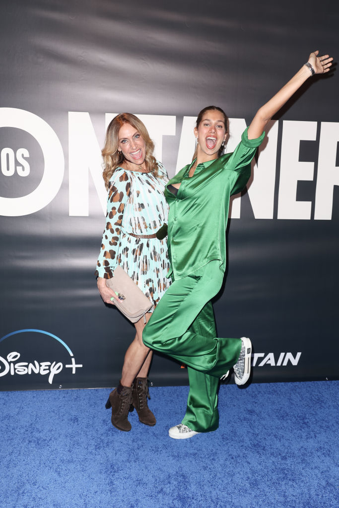 Lili Estefan y Lina Luaces llegan al estreno de la serie "Los Montaner", presentado por Ntertain y Disney+, en el Silverspot Cinema de Downtown Miami el 8 de noviembre de 2022 en Miami, Florida. | Foto: Getty Images