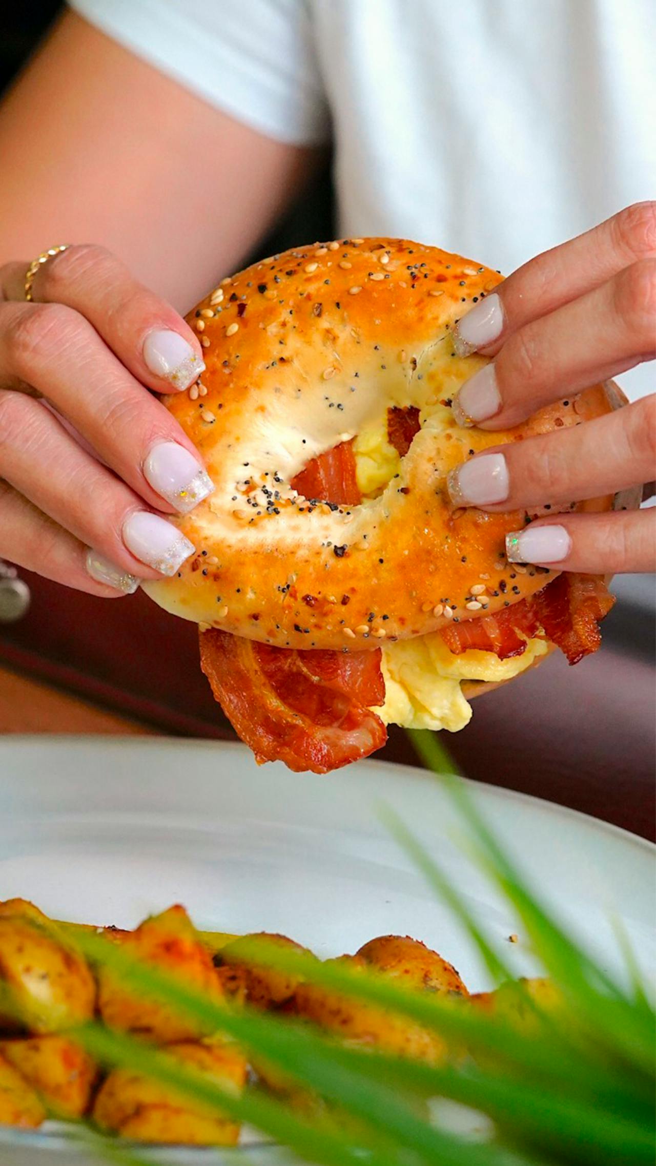 Una mujer comiendo un bocadillo | Fuente: Pexels