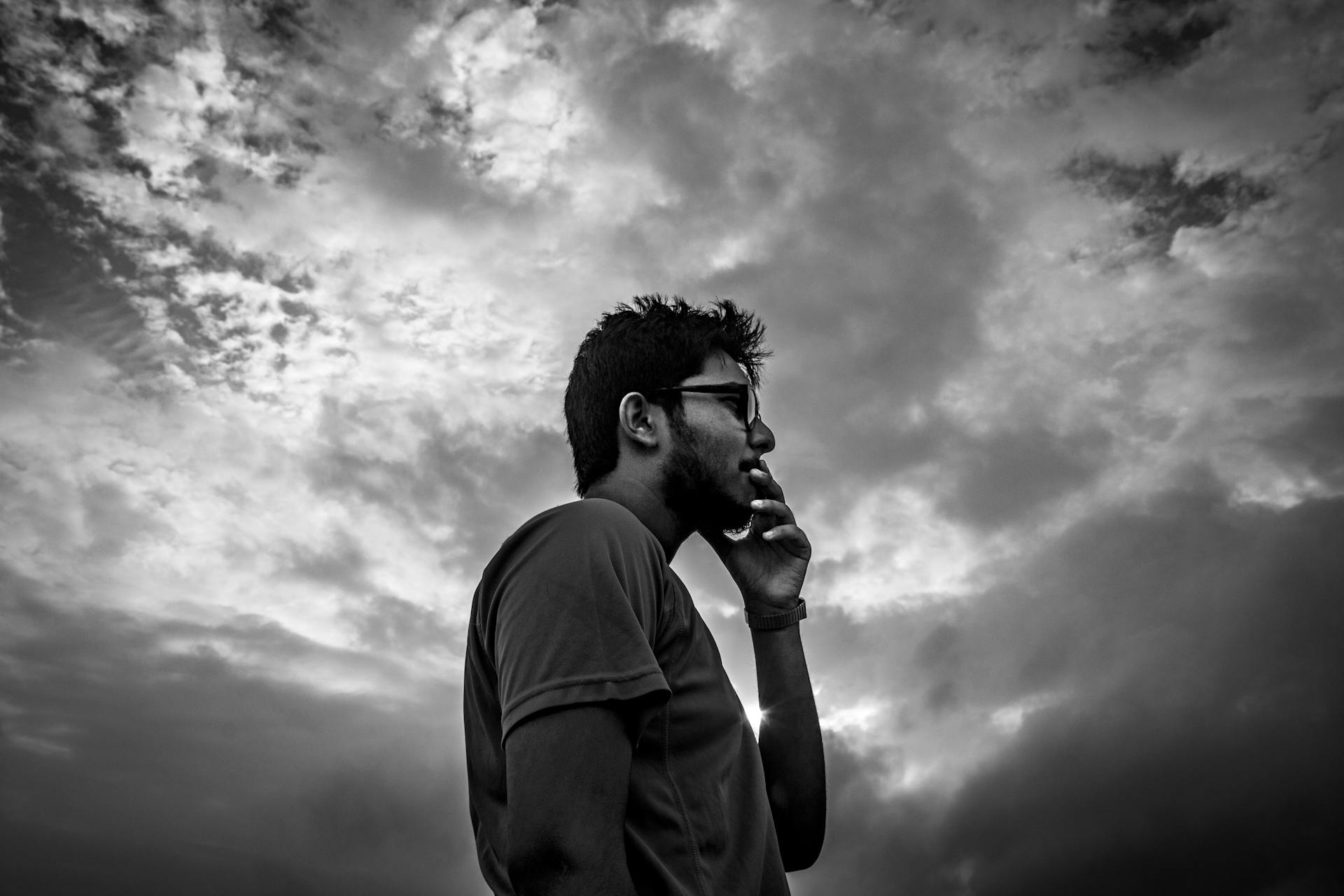 Un hombre angustiado | Fuente: Pexels