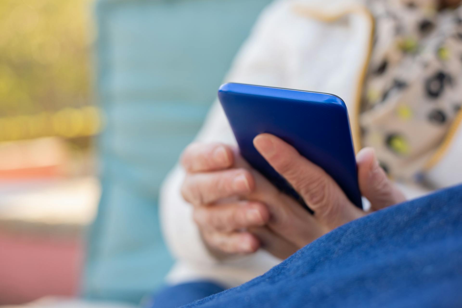 Una mujer con un teléfono en la mano | Fuente: Pexels