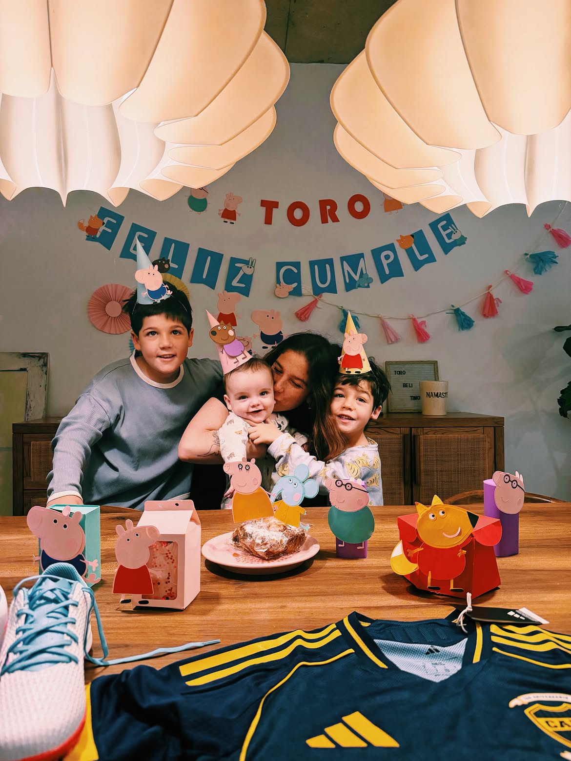 Juana Repetto celebró los 10 años de su primogénito Toribio junto a sus hermanos en un festejo temático de Peppa Pig | Fuente: Instagram/juanarepettook