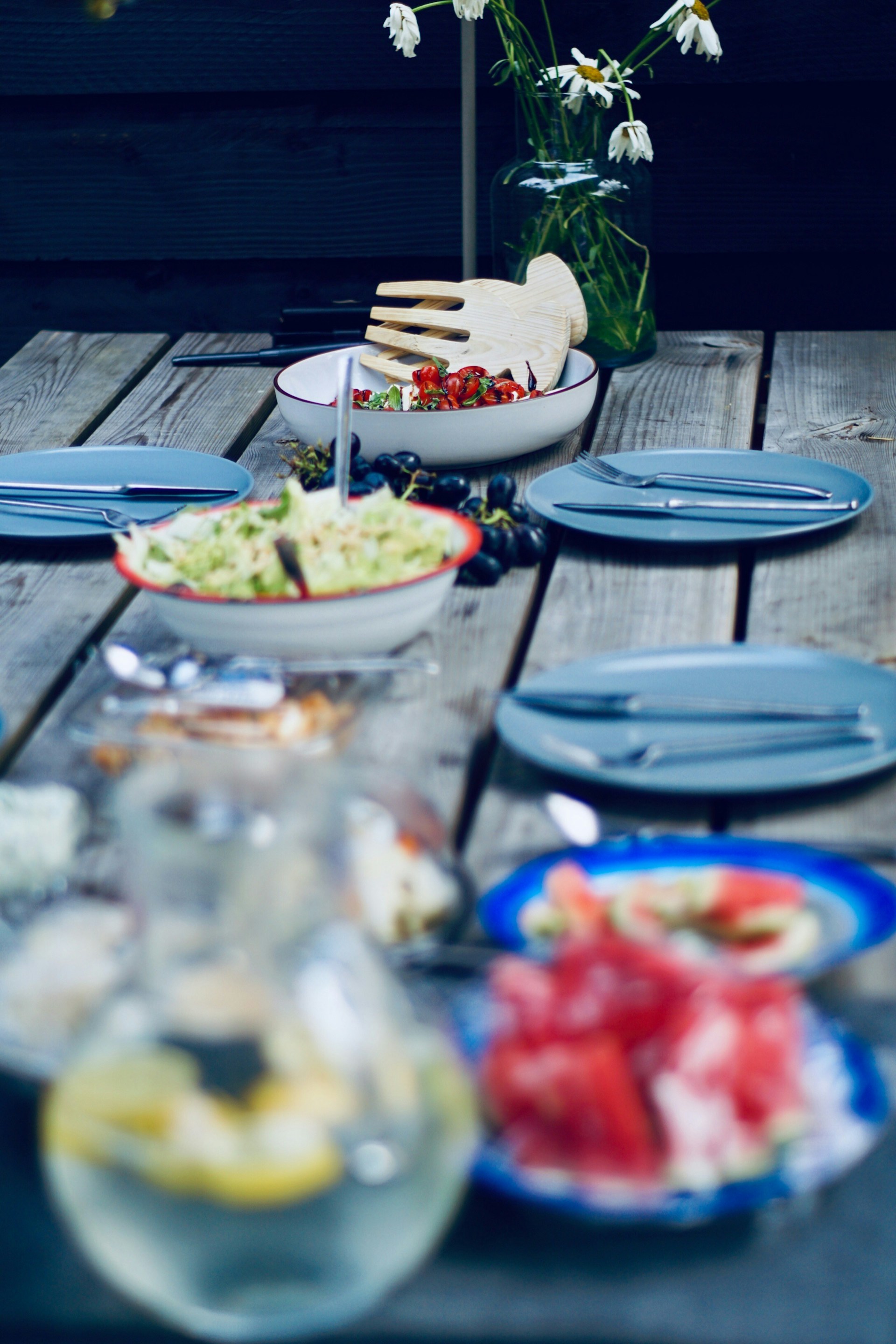 Platos y comida sobre una mesa | Fuente: Unsplash