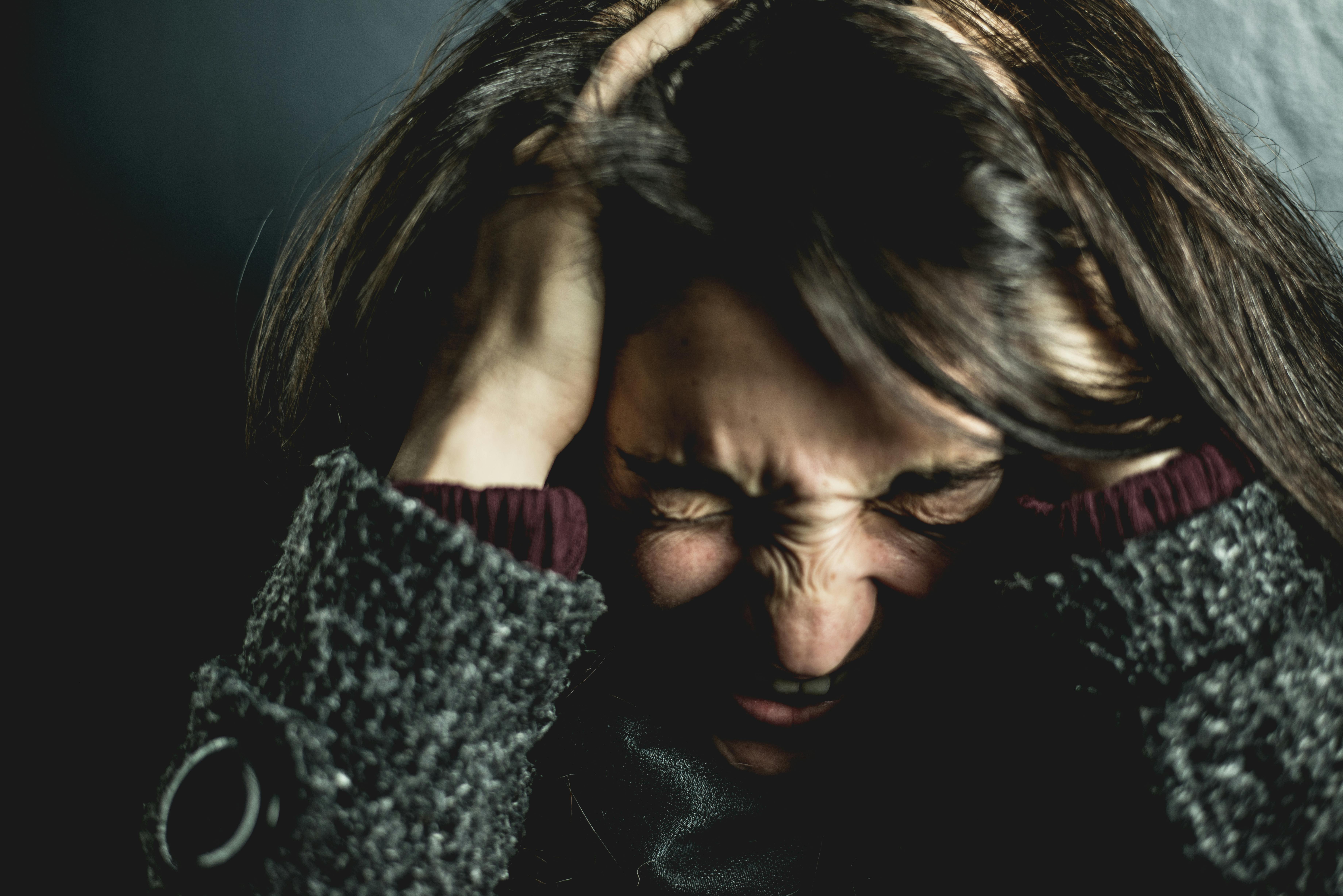 Mujer frustrada sujetándose la cabeza | Fuente: Pexels