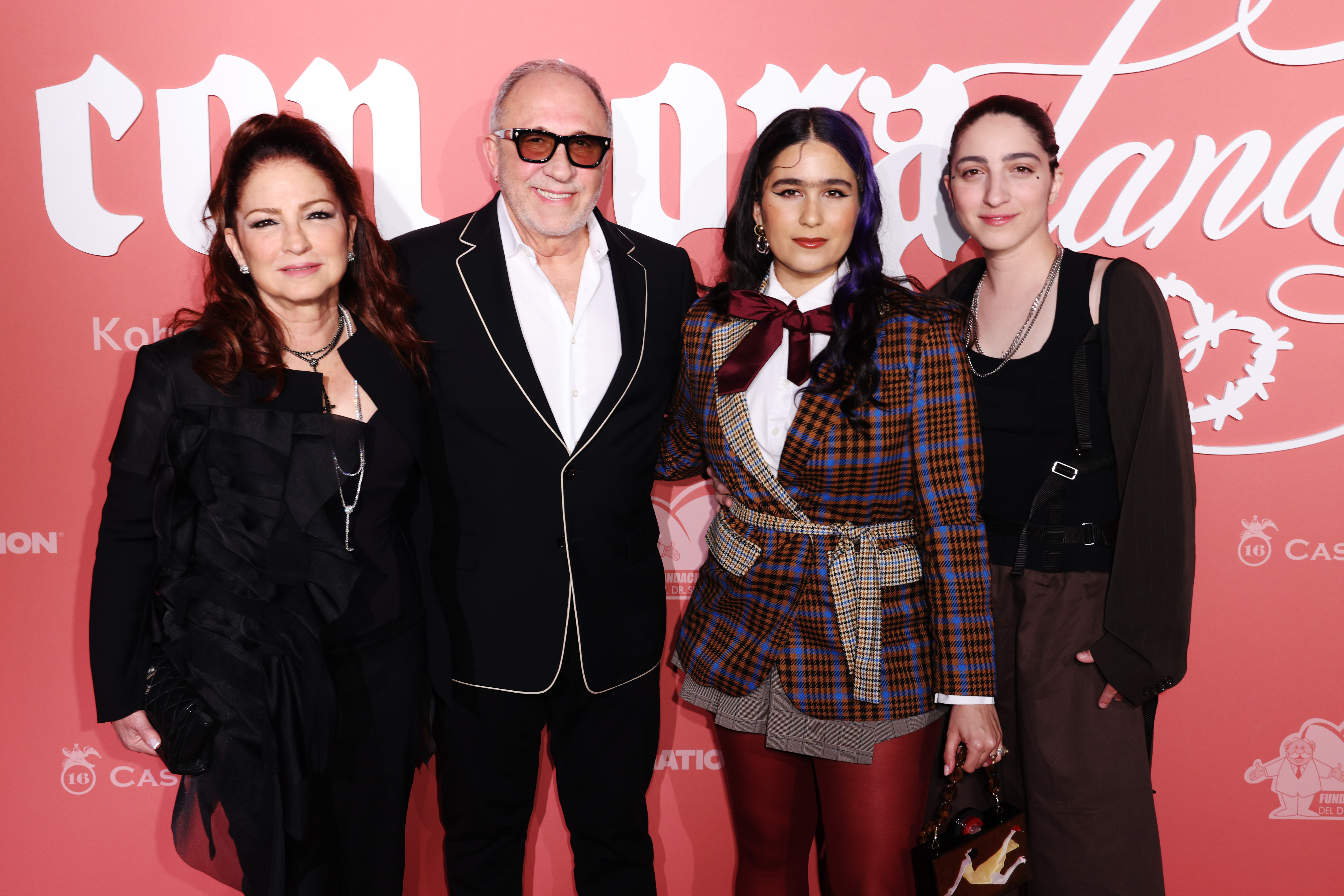 Gloria Estefan, Emilio Estefan, Gemeny Hernández y Emily Estefan asistieron a la gala benéfica Con Cora Land de la Fundación Con Cora de Karol G el 22 de febrero de 2025 en Miami, Florida. | Fuente: Getty Images