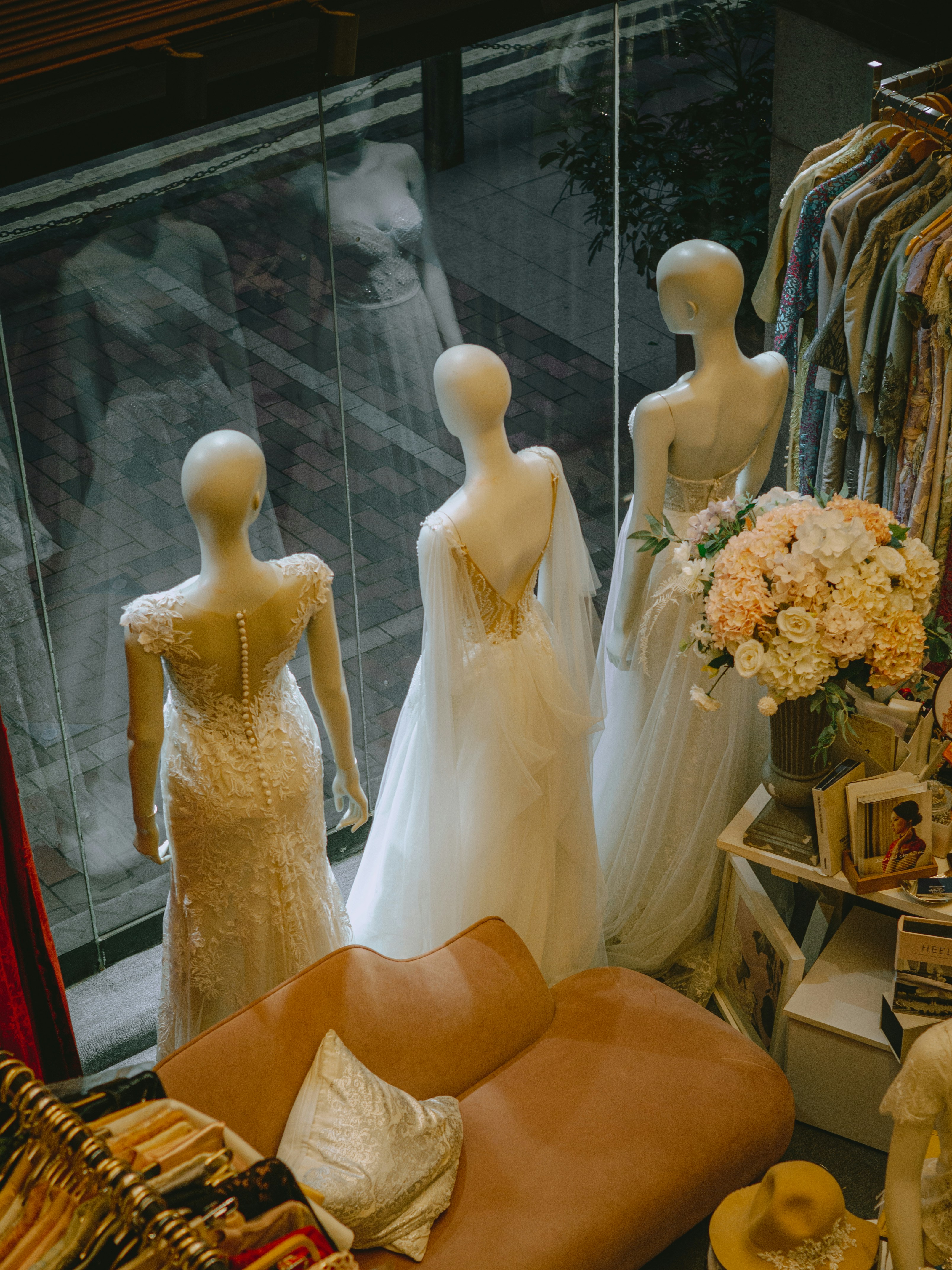 El interior de una boutique de vestidos de novia | Fuente: Unsplash