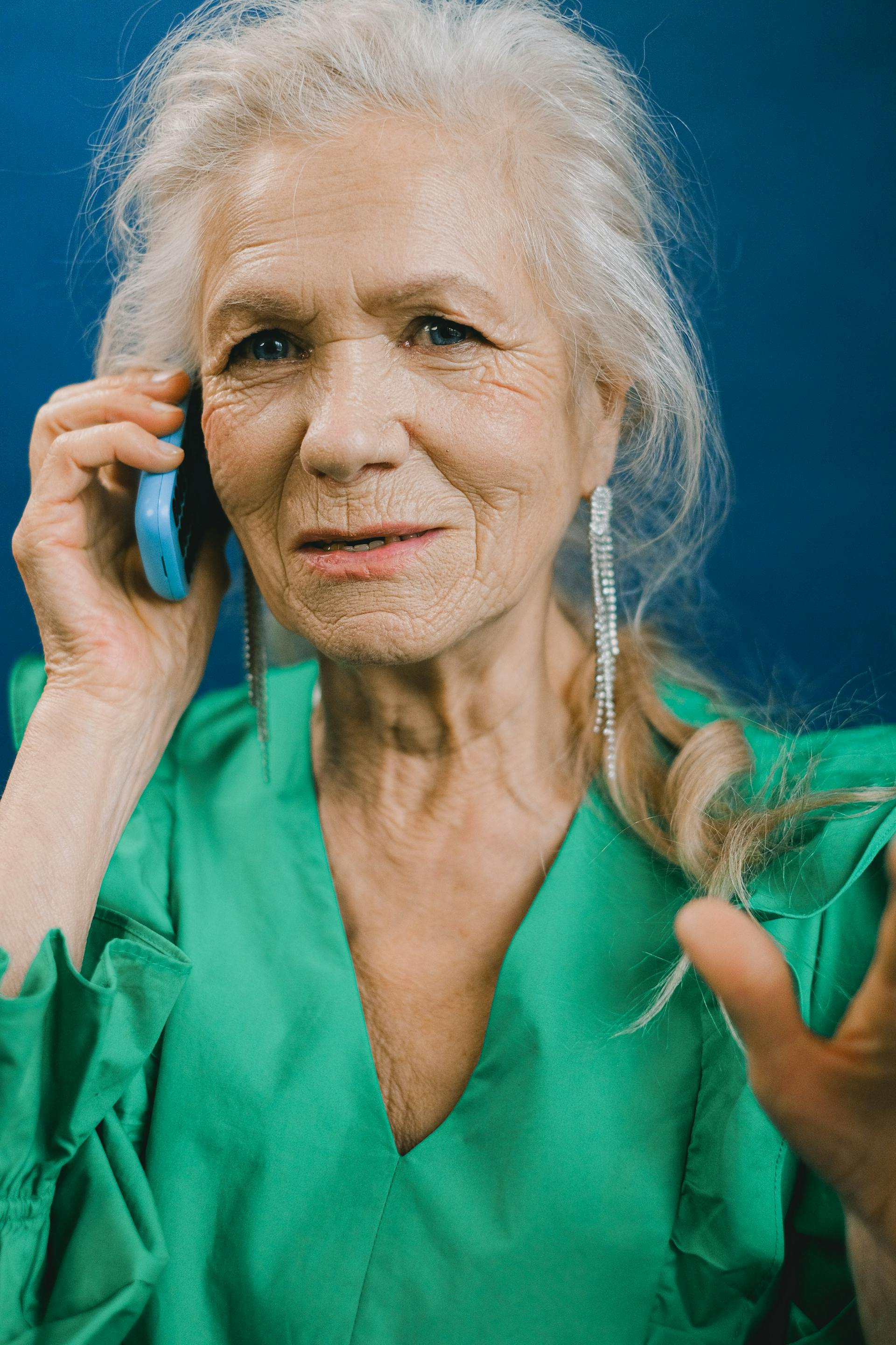 Una mujer frunce el ceño durante una llamada telefónica | Fuente: Pexels