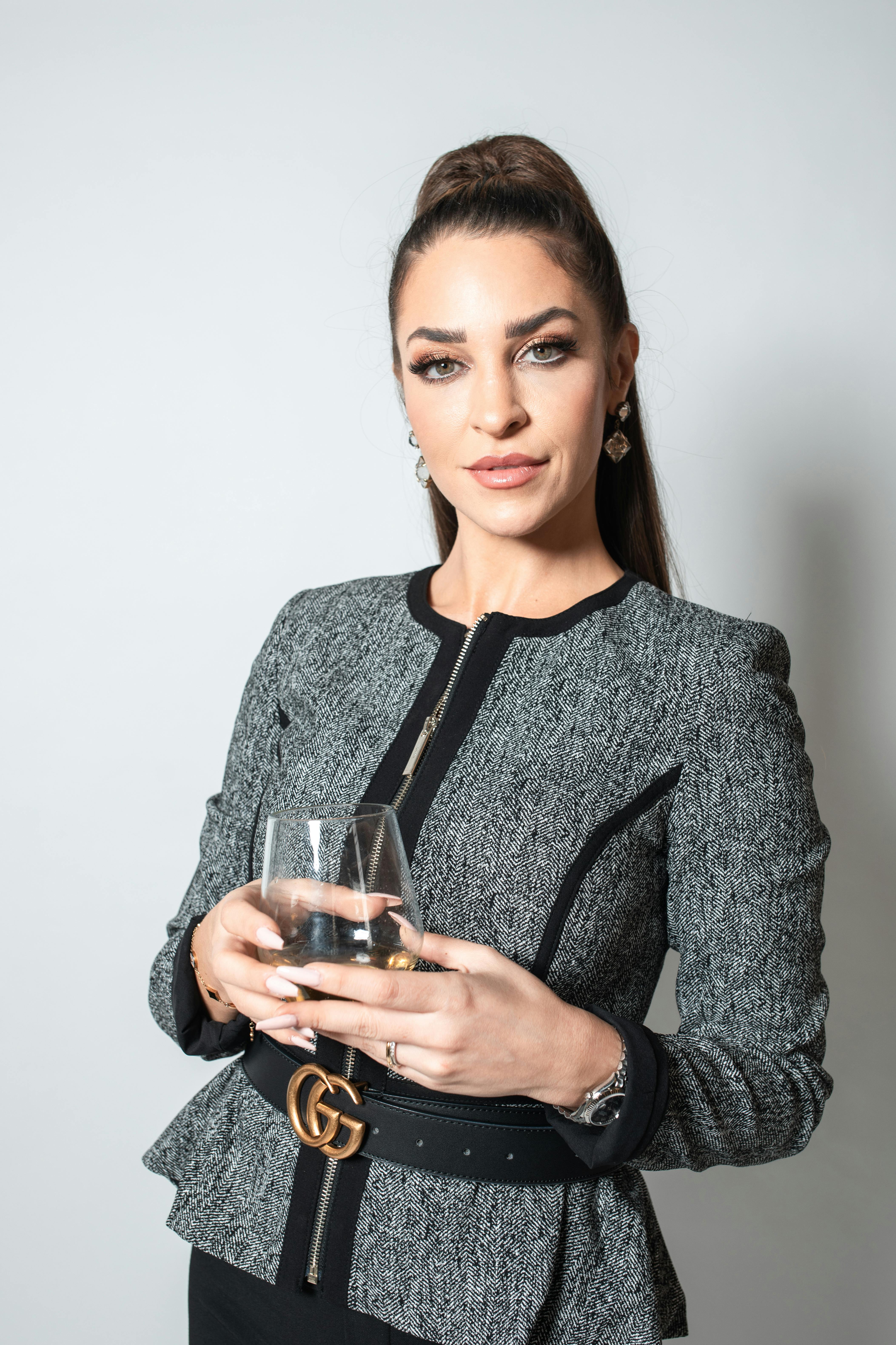 Una mujer vestida formalmente observando a alguien | Fuente: Pexels