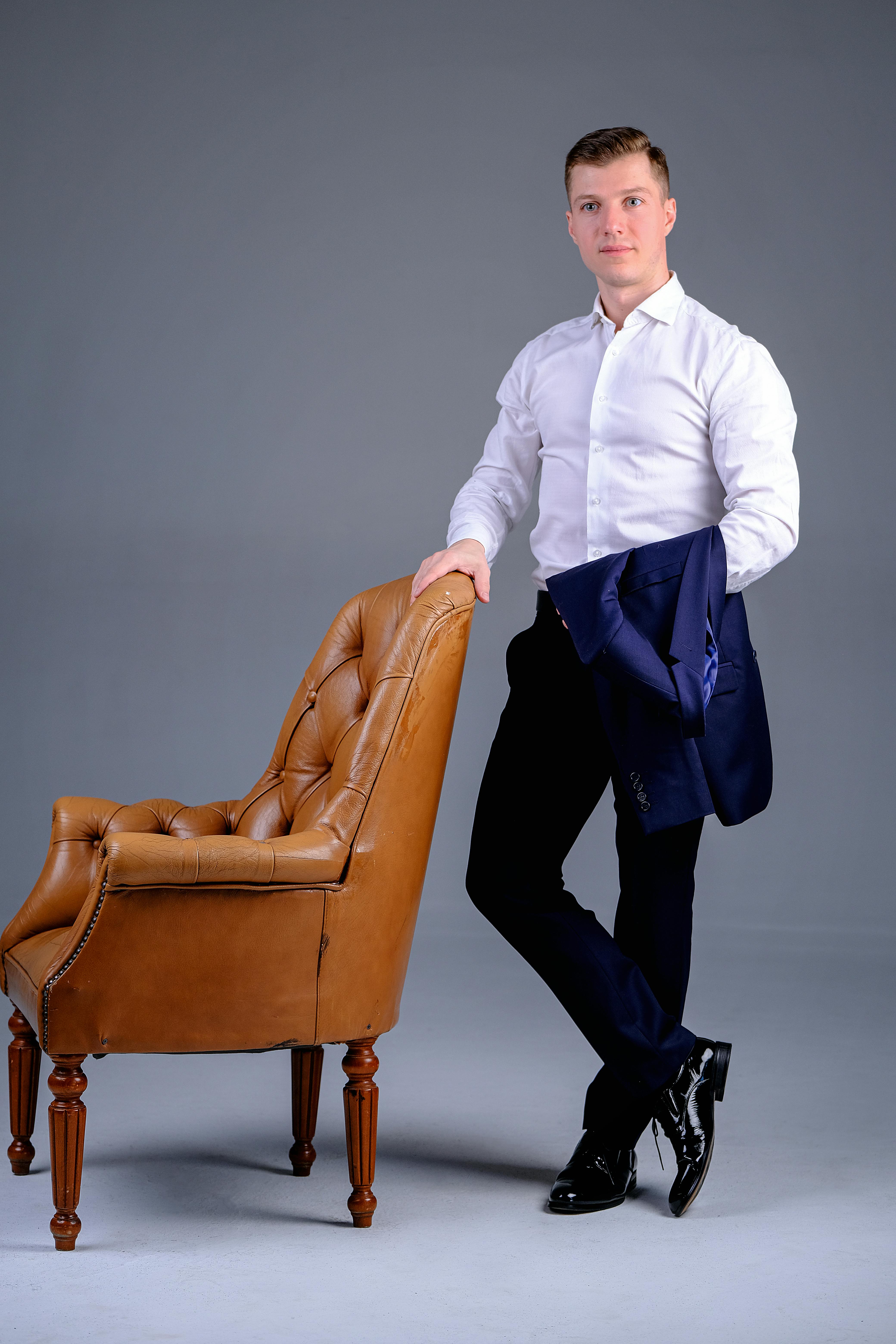 Joven con traje | Fuente: Pexels