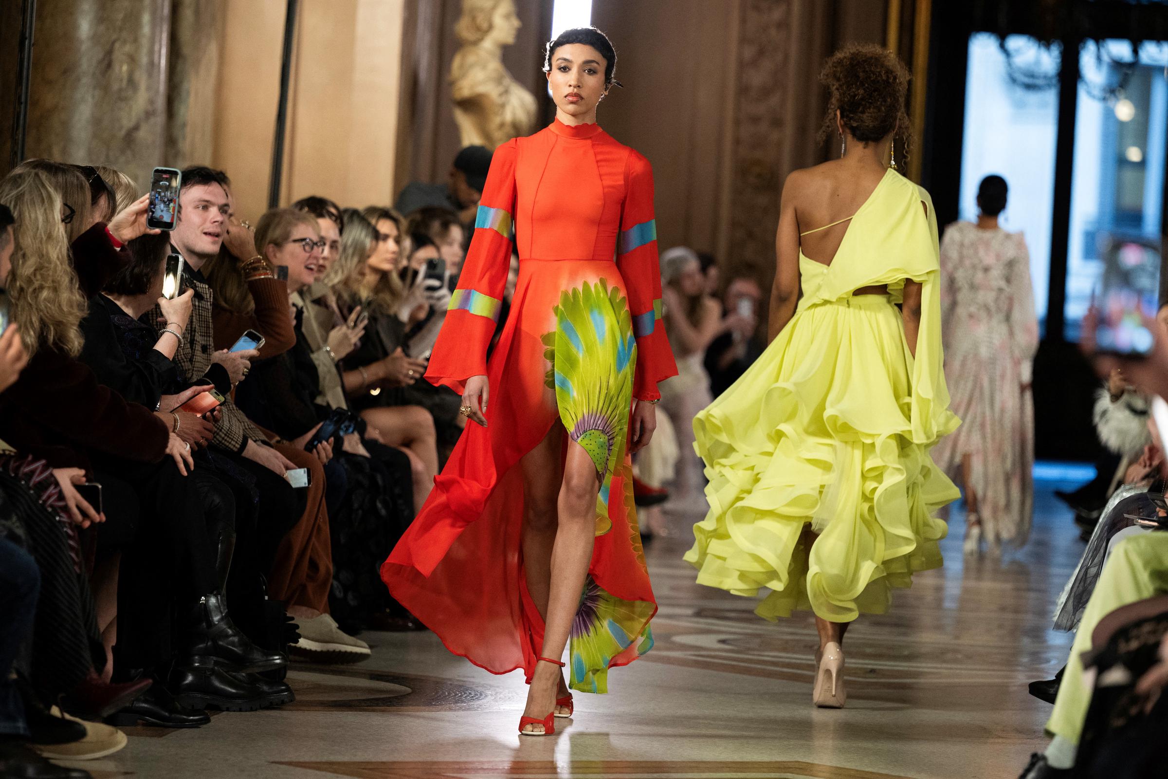 Una modelo presenta una creación de Max Alexander para el desfile de la colección prêt-à-porter femenina Otoño/Invierno 2026-2027, en el marco de la Semana de la Moda Femenina de París, en el Palais Garnier, París, el 3 de marzo de 2026. | Fuente: Getty Images