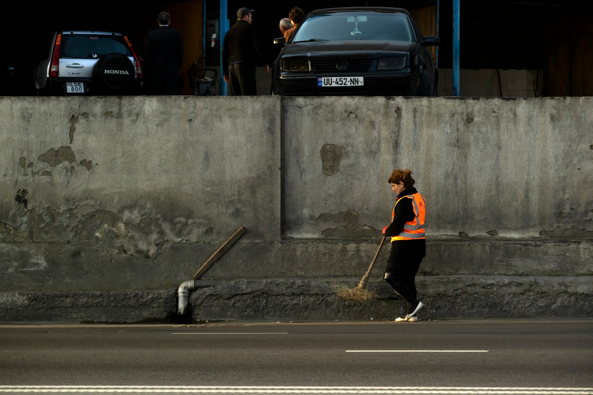 Una mujer barriendo la carretera | Fuente: Unsplash