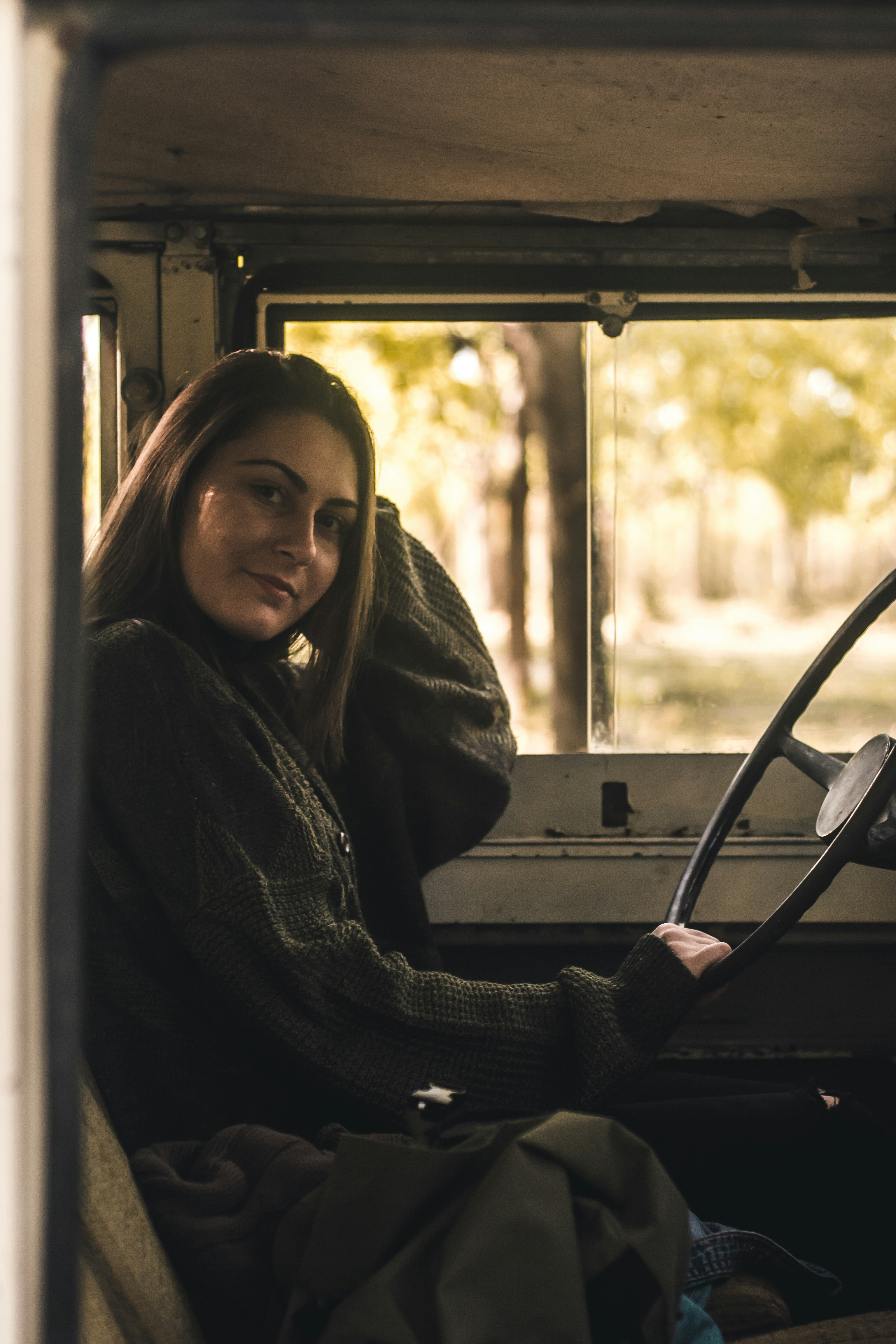 Una mujer sonriente sentada al volante | Fuente: Unsplash
