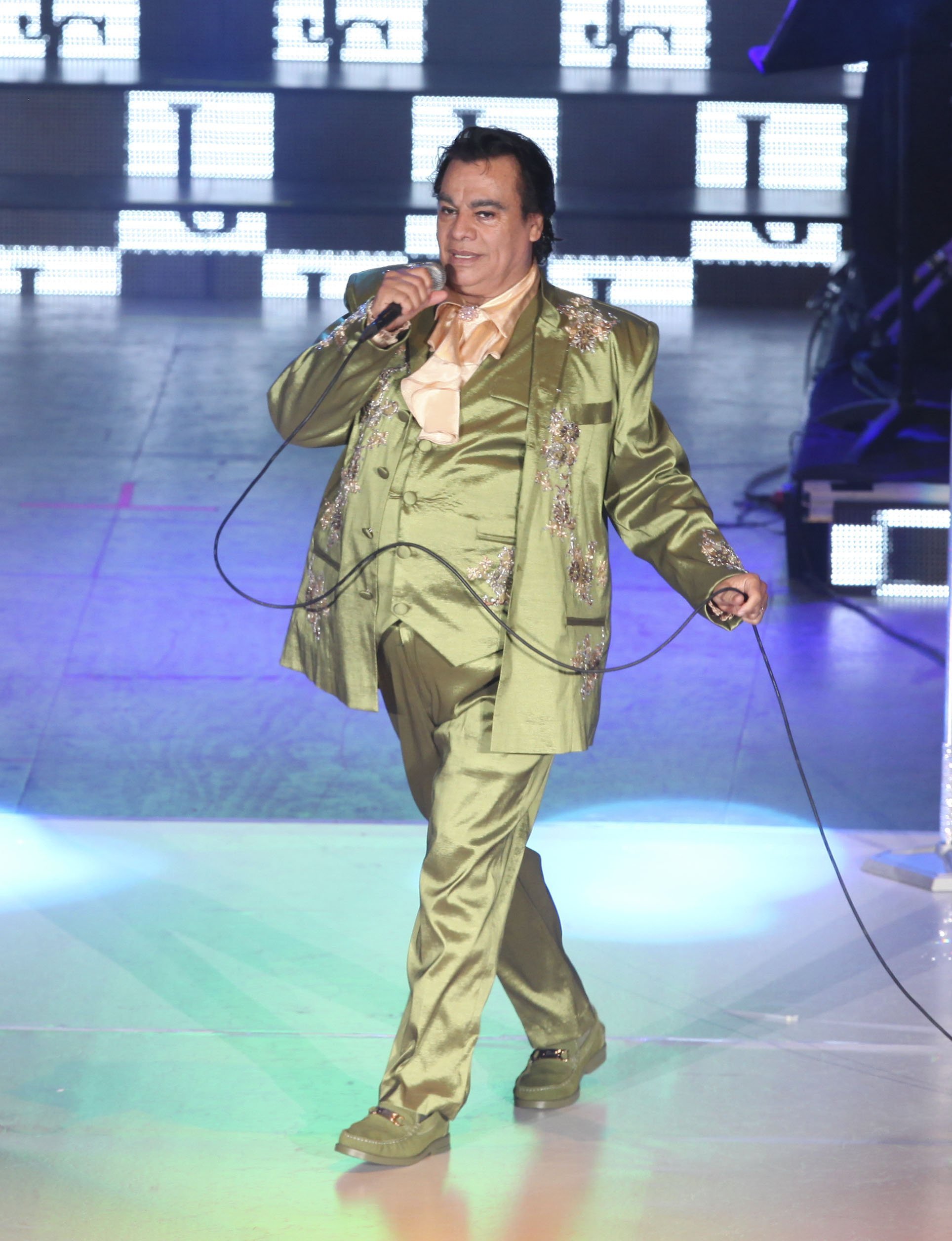 Juan Gabriel canta durante un concierto por la celebración de sus 40 años de carrera en el Auditorio Nacional el 4 de julio de 2013 en la Ciudad de México, México. | Fuente: Getty Images.