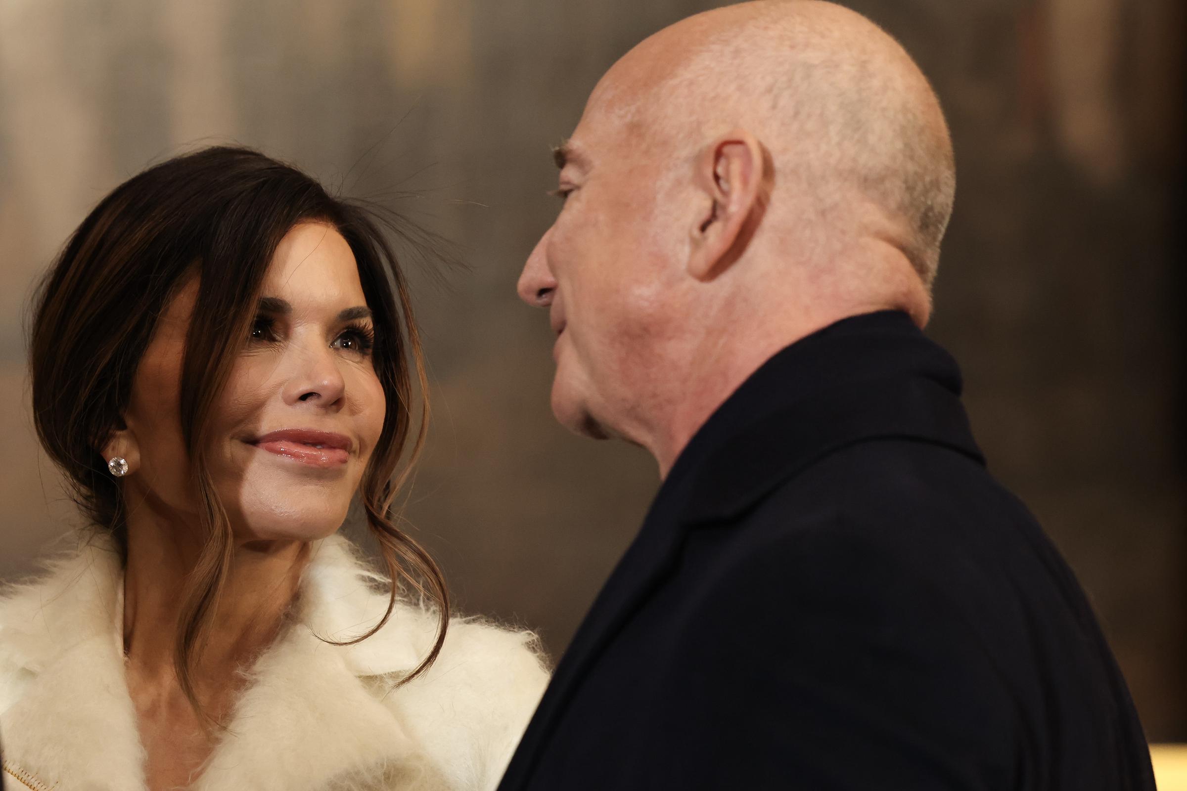 Lauren Sanchez y Jeff Bezos fotografiados tras asistir a las ceremonias de inauguración en el Capitolio de EE.UU. el 20 de enero de 2025, en Washington, DC | Fuente: Getty Images