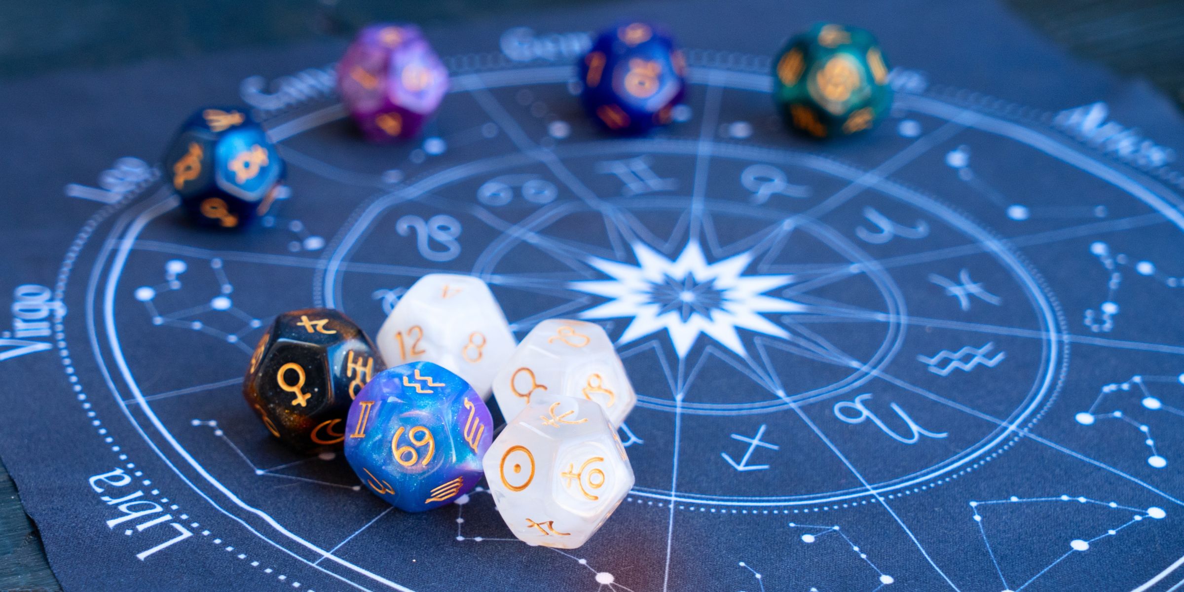 Círculo del zodíaco con dados de adivinación | Fuente: Shutterstock