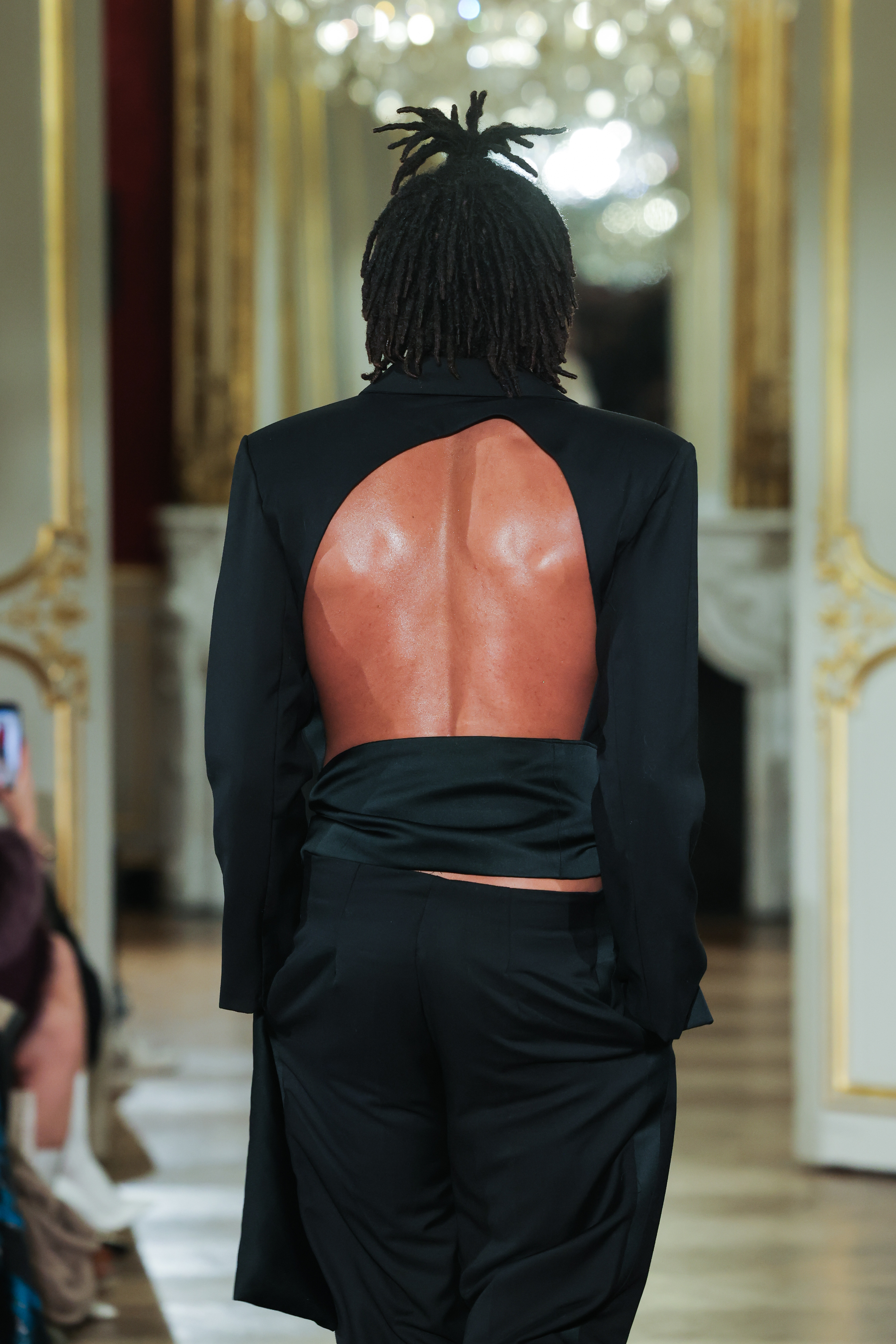 Henry Samuel camina por la pasarela durante el desfile de alta costura primavera-verano 2025 de Lena Erziak como parte de la Semana de la Moda de París en el Hotel Le Marois el 28 de enero de 2025, en París, Francia. | Fuente: Getty Images