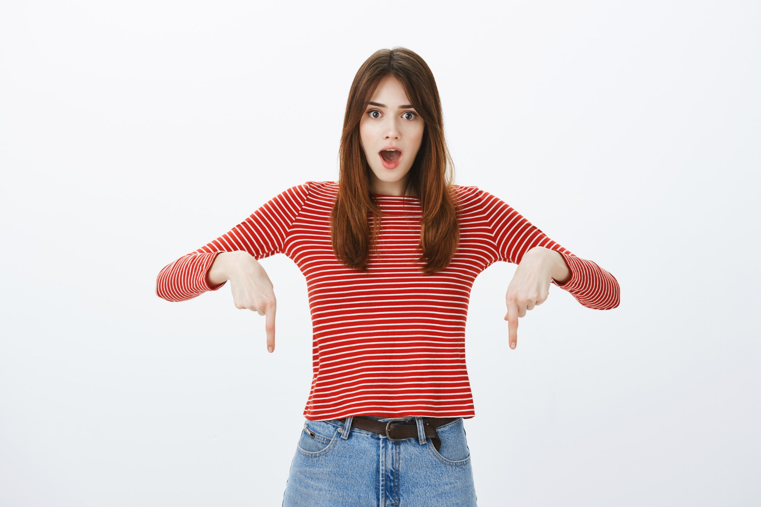Una mujer señalando al suelo | Fuente: Freepik