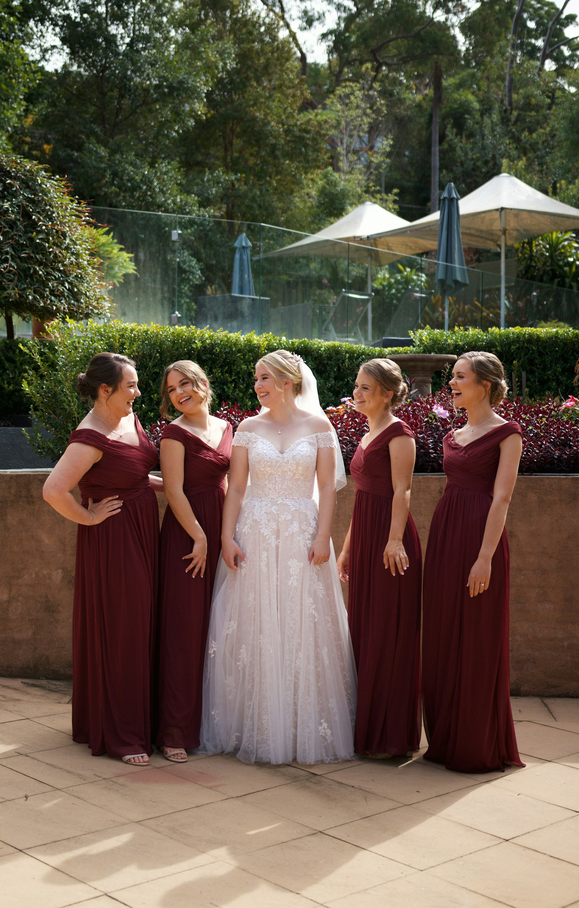 Una novia de pie con las damas de honor | Fuente: Unsplash