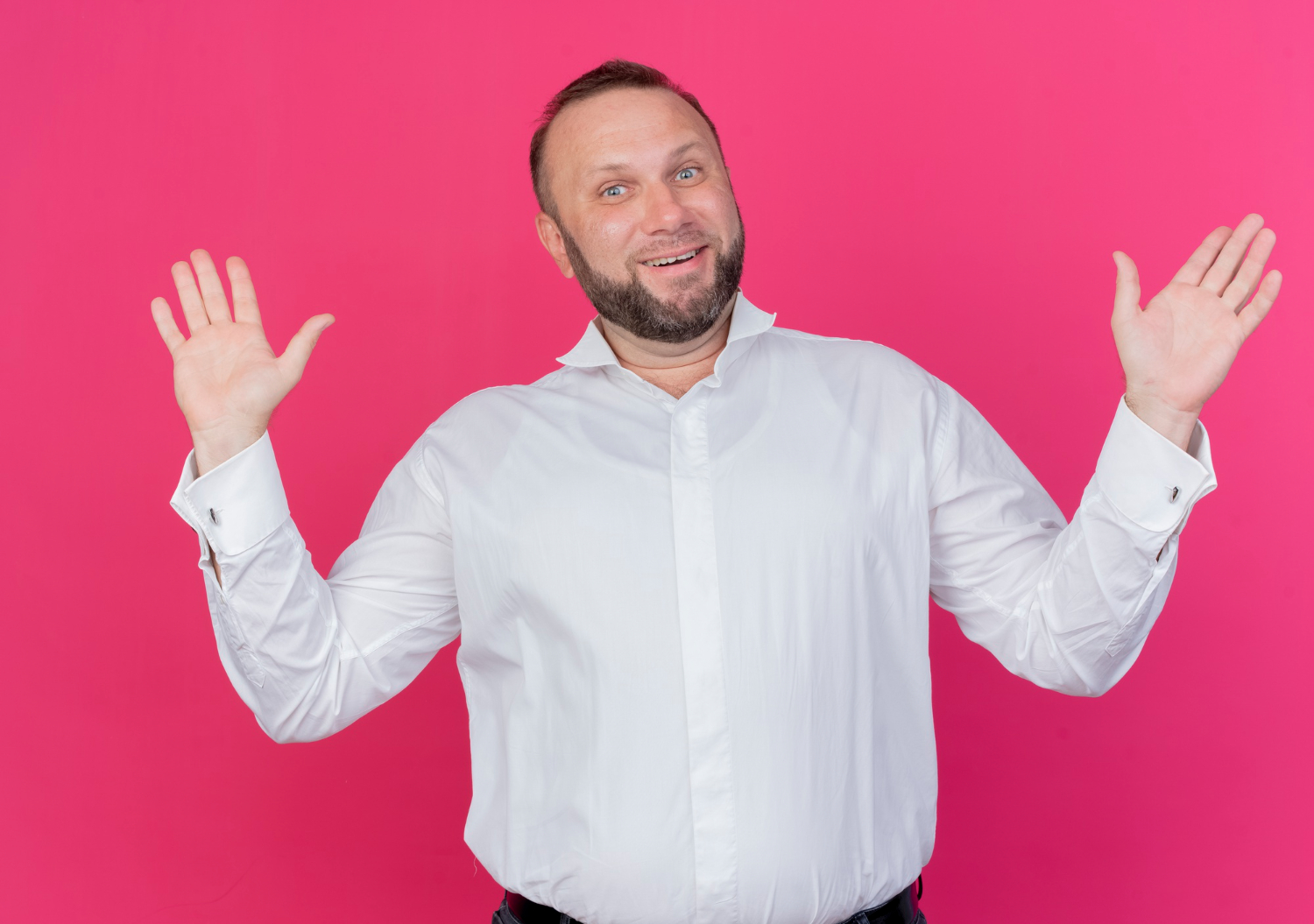 Un hombre levanta las manos | Fuente: Freepik