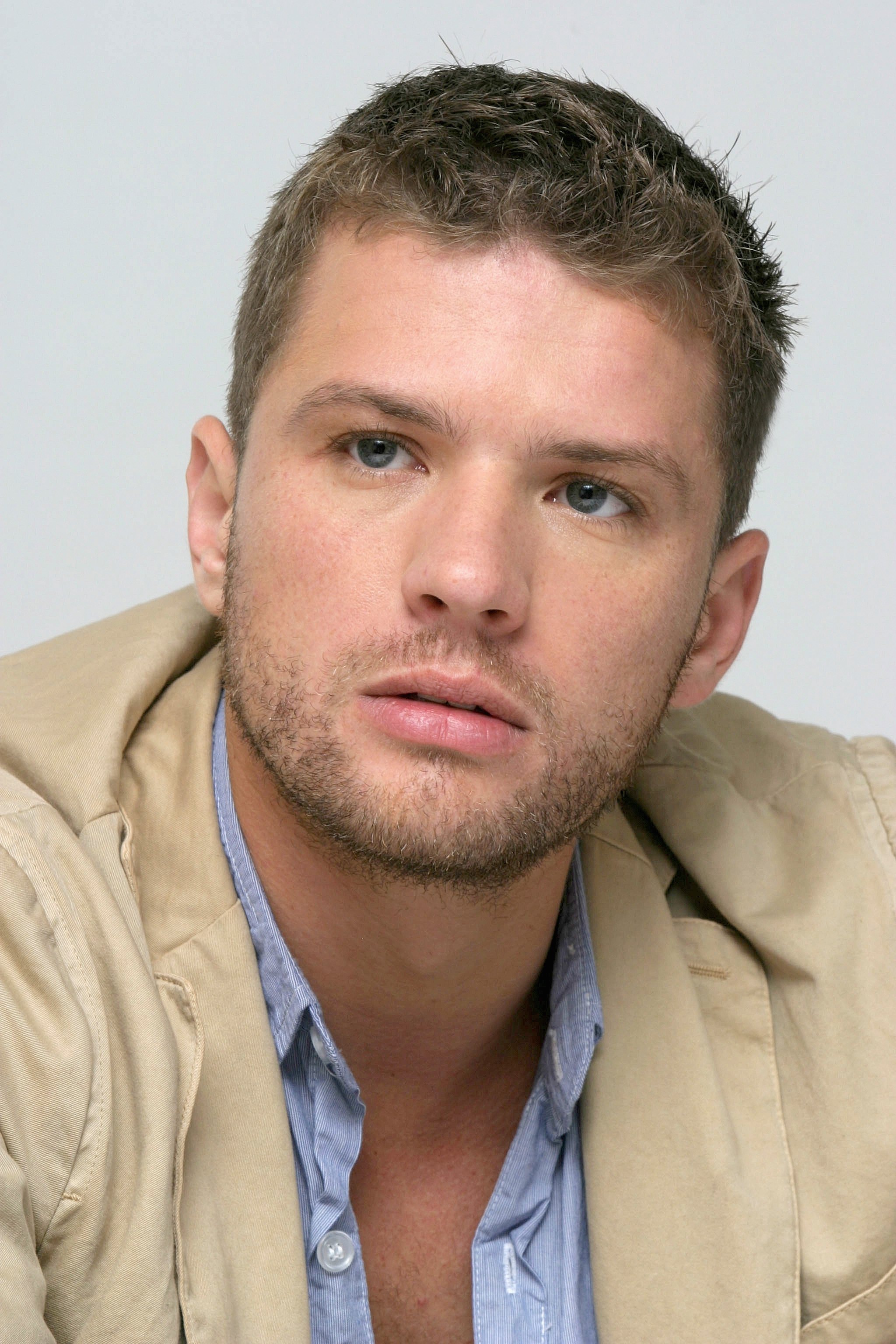 Ryan Phillippe habla en el Hotel Four Seasons el 7 de octubre de 2006, en Los Ángeles, California | Fuente: Getty Images