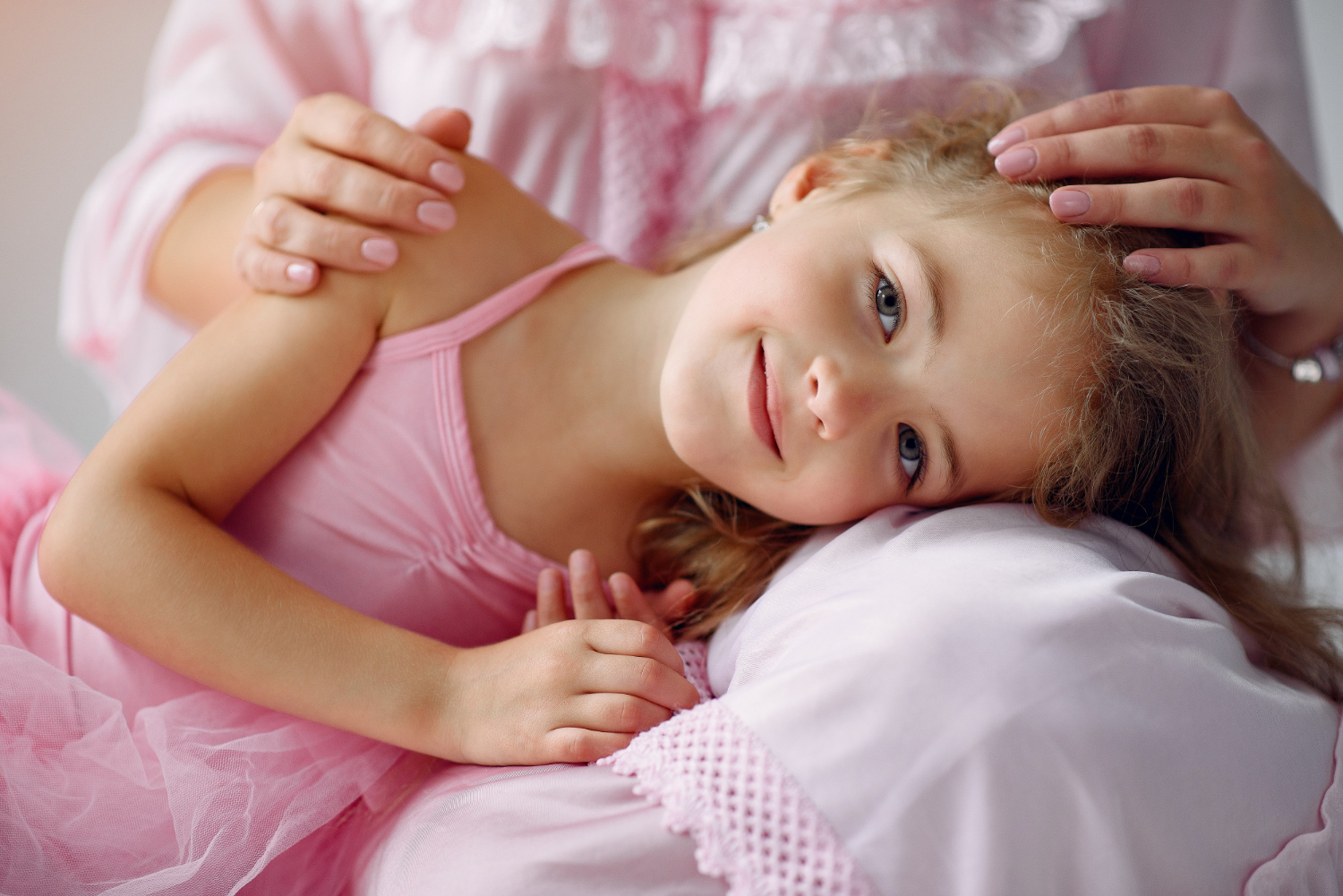 Una niña tumbada en el regazo de su madre | Fuente: Freepik