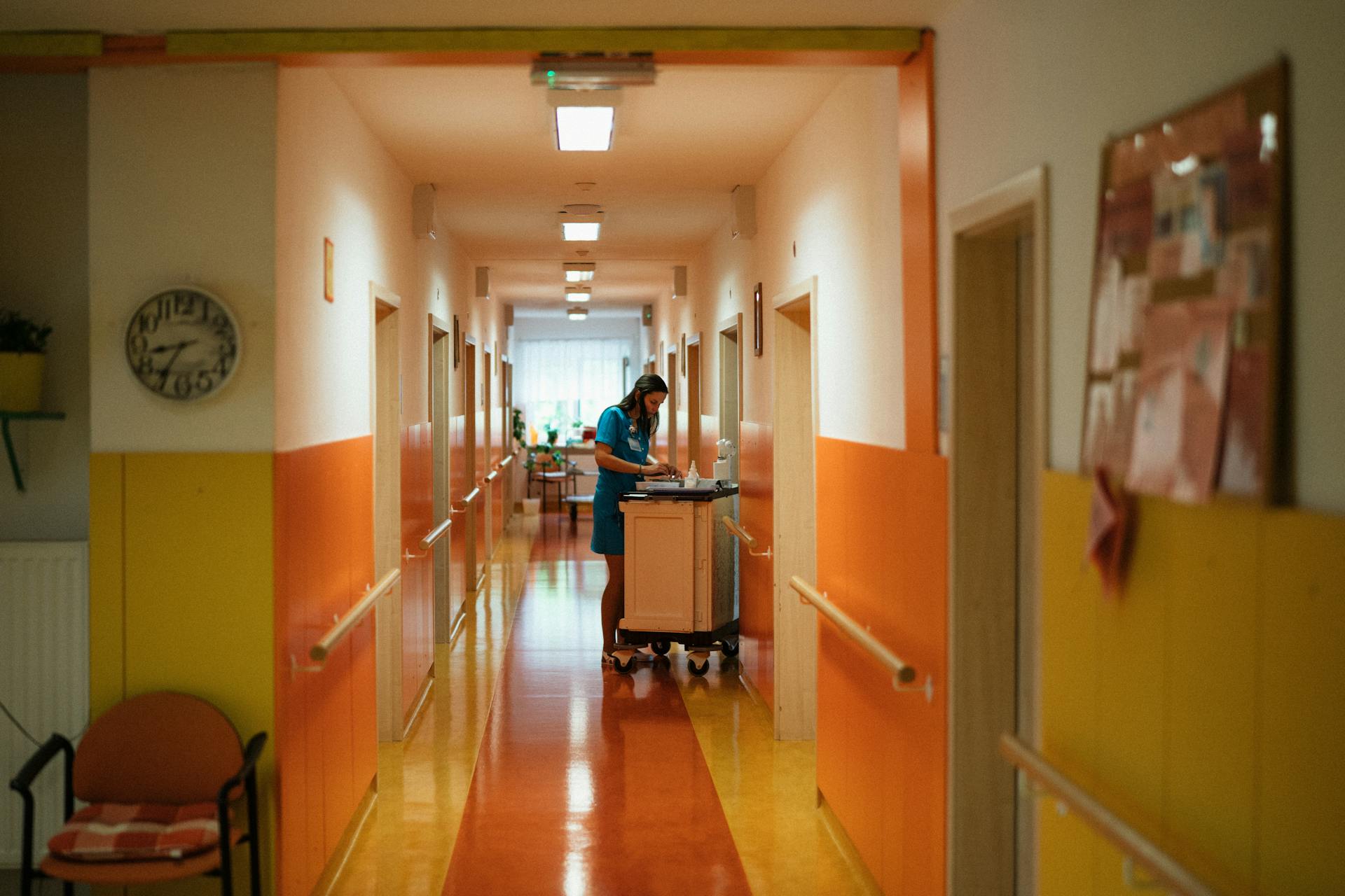 Una enfermera llevando un carrito en el pasillo de un hospital | Fuente: Pexels