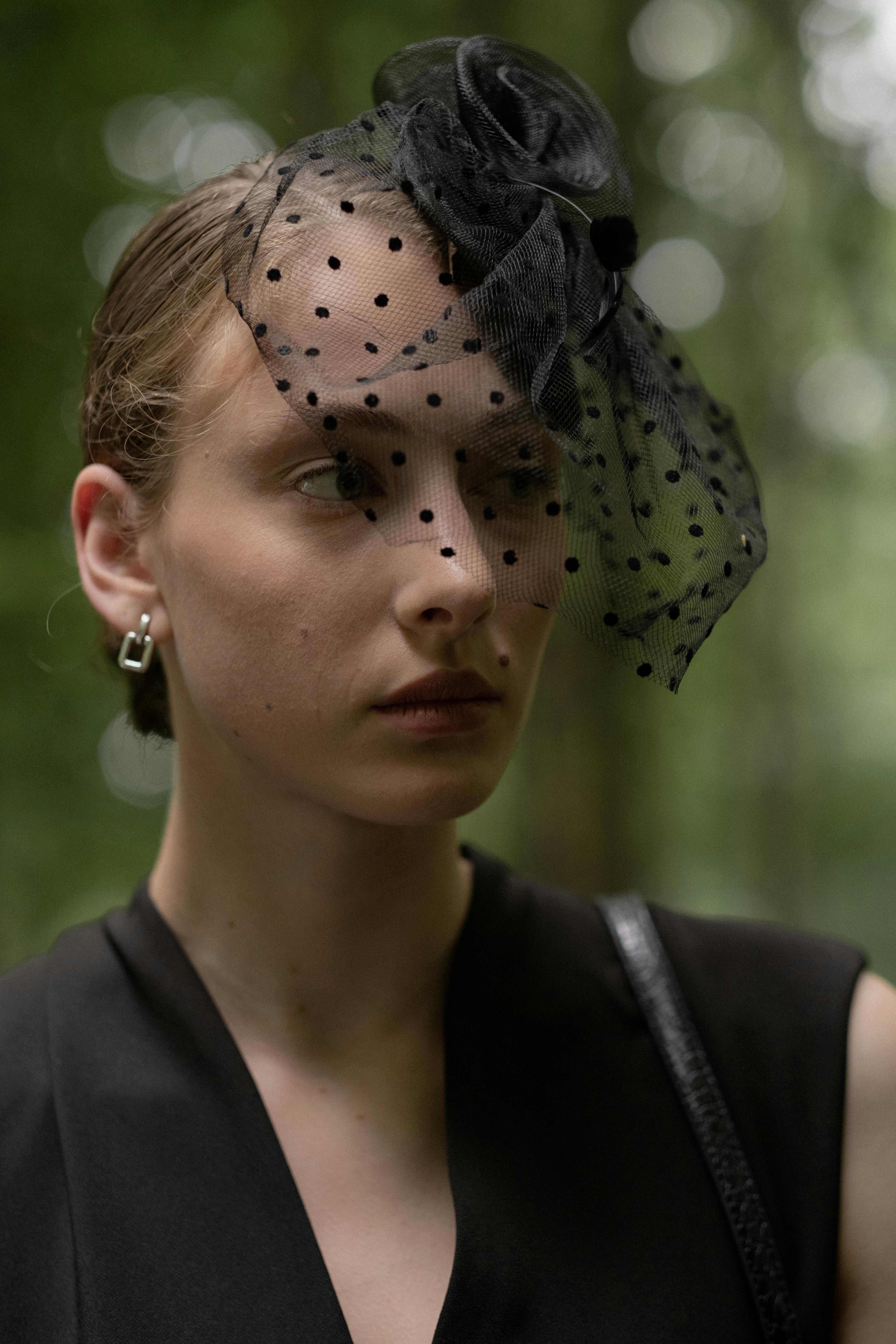 Una mujer triste en un funeral | Fuente: Pexels