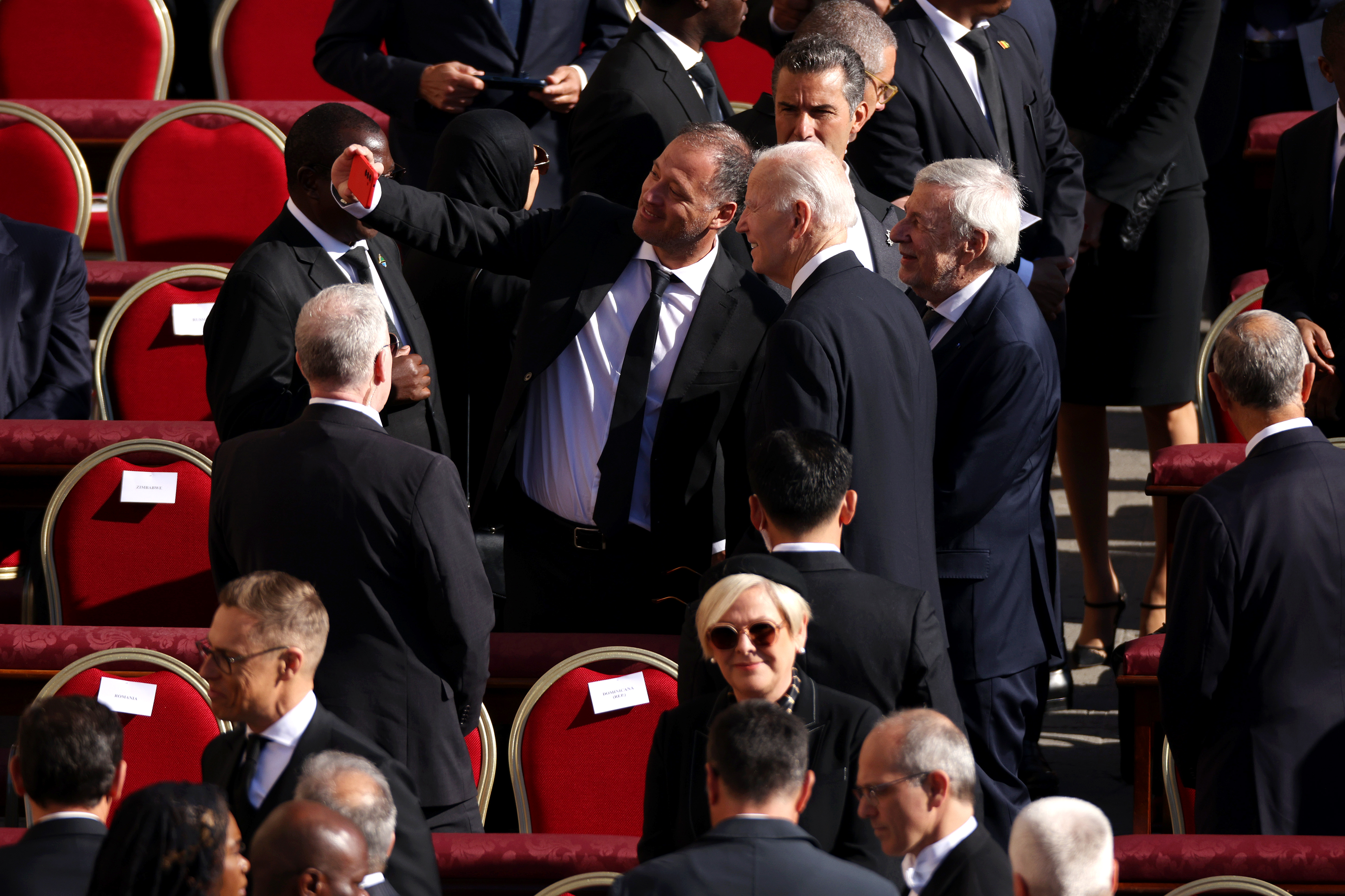 El ex presidente de EE.UU. Joe Biden llega al funeral del papa Francisco en la Plaza de San Pedro el 26 de abril de 2025 en la Ciudad del Vaticano, Vaticano. | Fuente: Getty Images