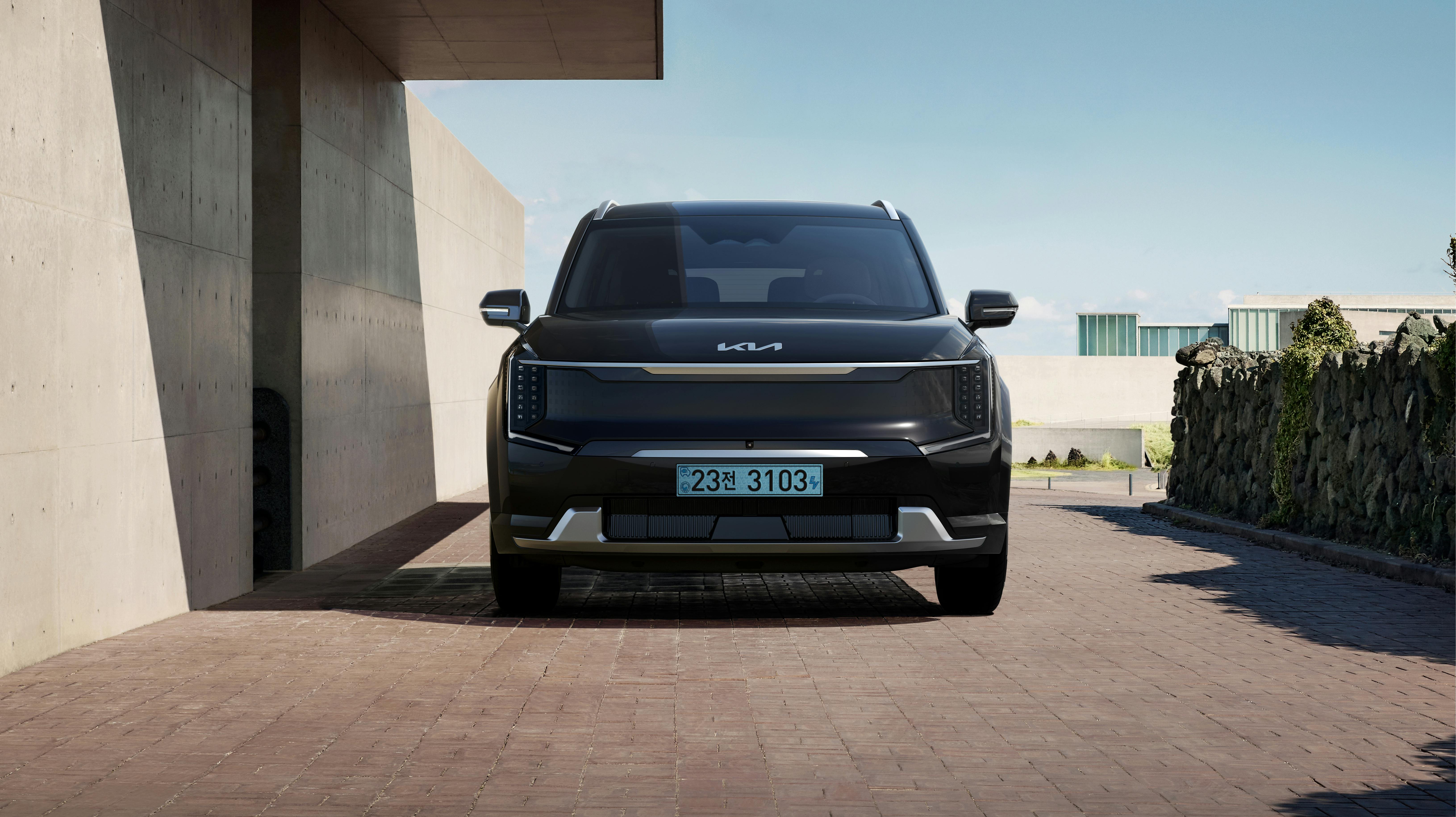 Un automóvil negro aparcado | Fuente: Pexels