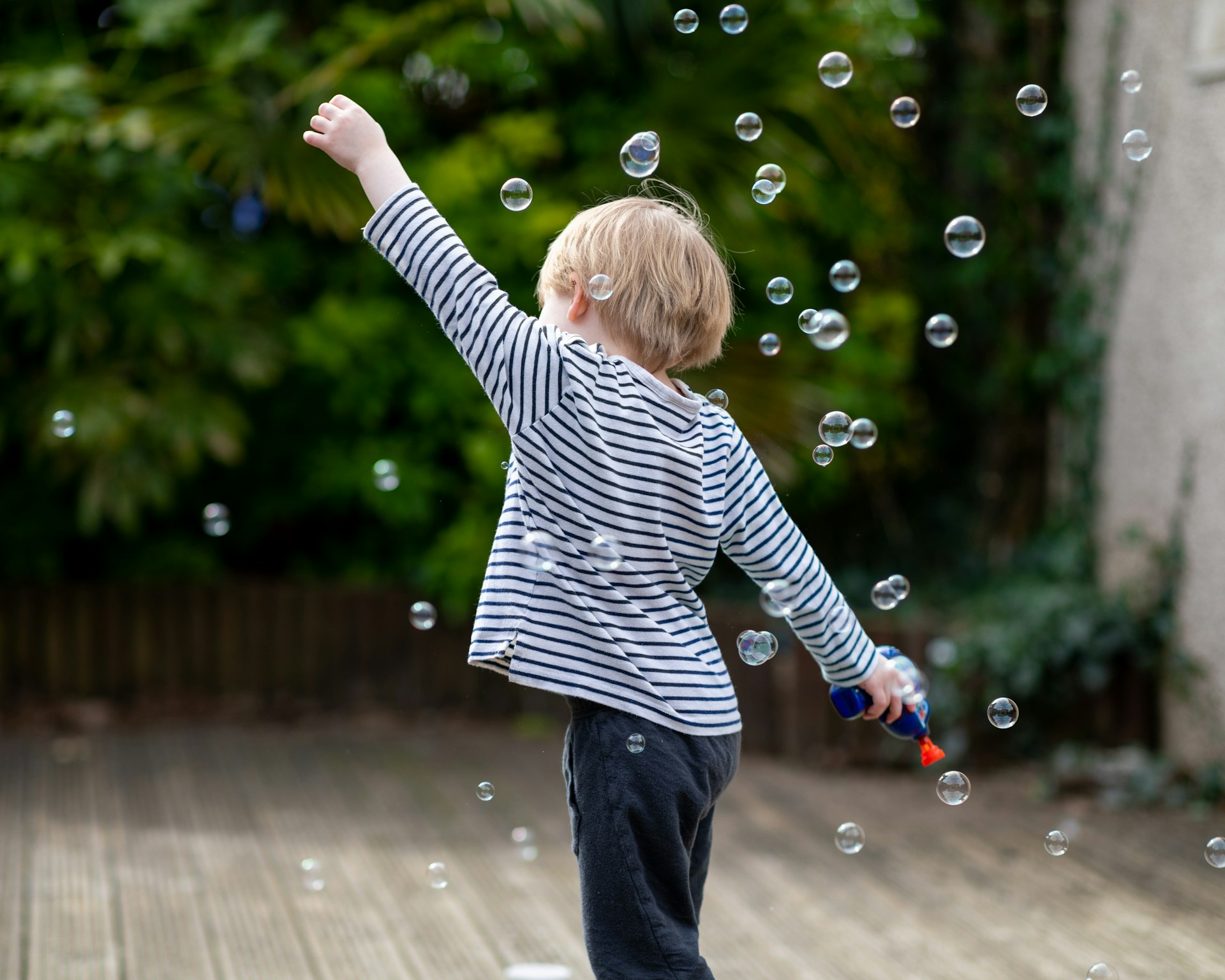 Un niño jugando con pompas de jabón | Fuente: Unsplash