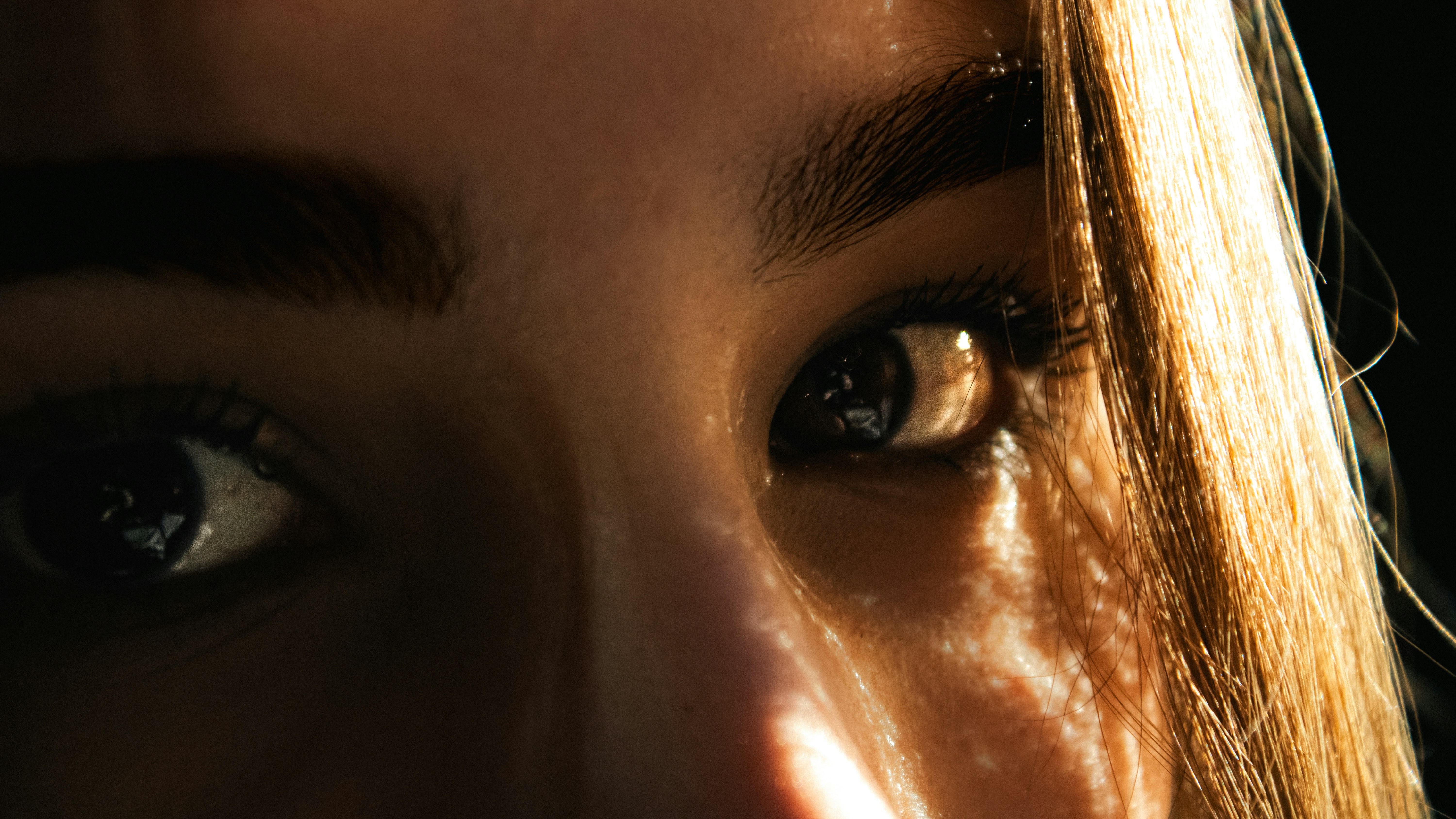 Una mujer mirando algo con los ojos muy abiertos | Fuente: Unsplash